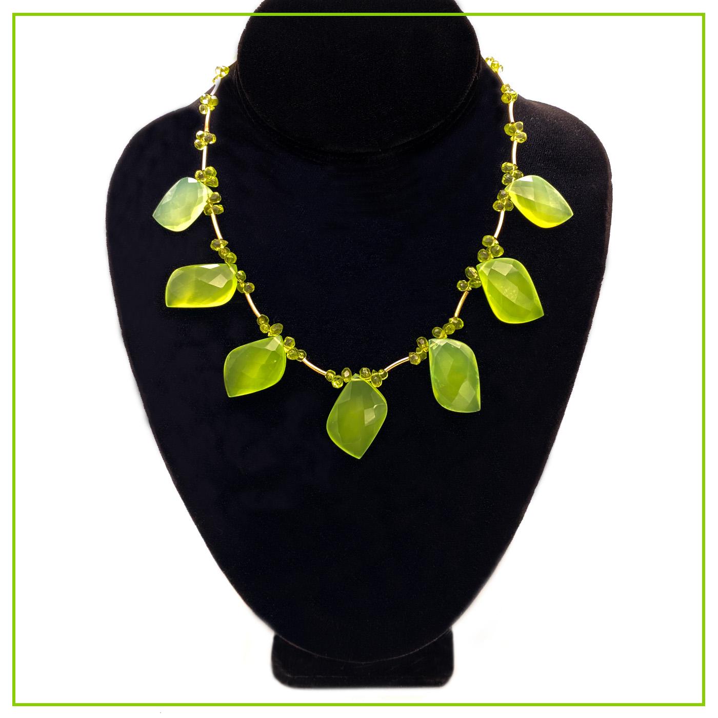 Questa è la nostra collana originale. L'abbiamo creato con sette foglie di calcedonio verde lime tagliate a torciglione (fino a 20 mm x 30 mm) e peridoto sfaccettato infilate in tubi Greene & Greene 14K e altri componenti.

La nostra collezione di