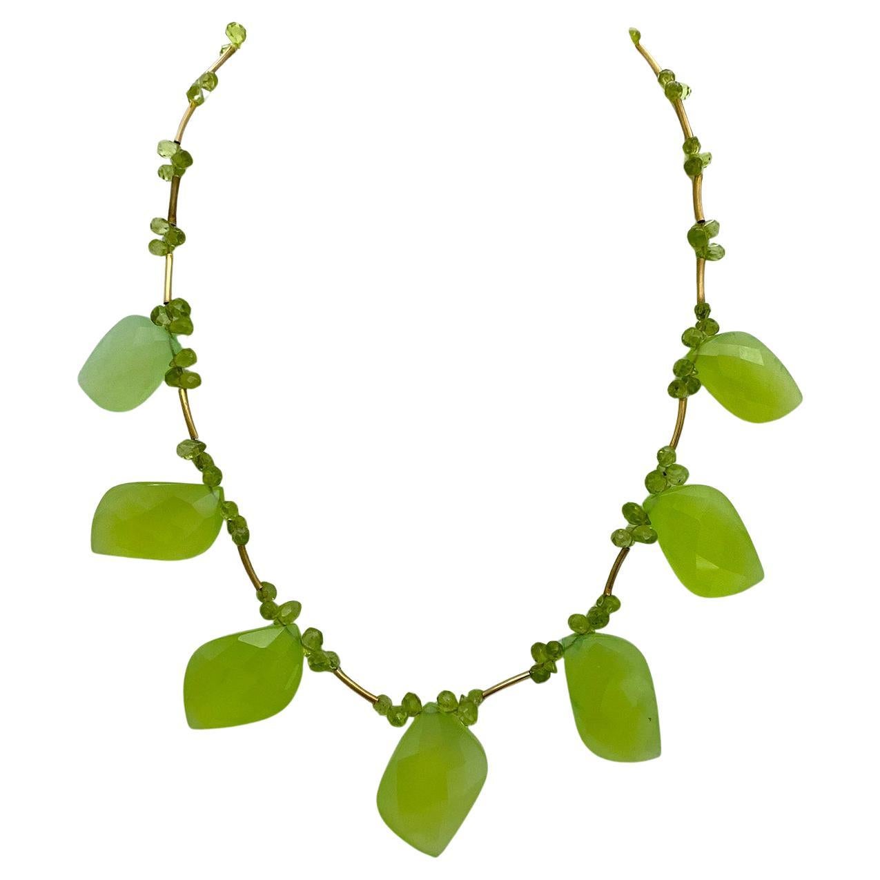 Collana in oro 14K con calcedonio e peridoto in vendita