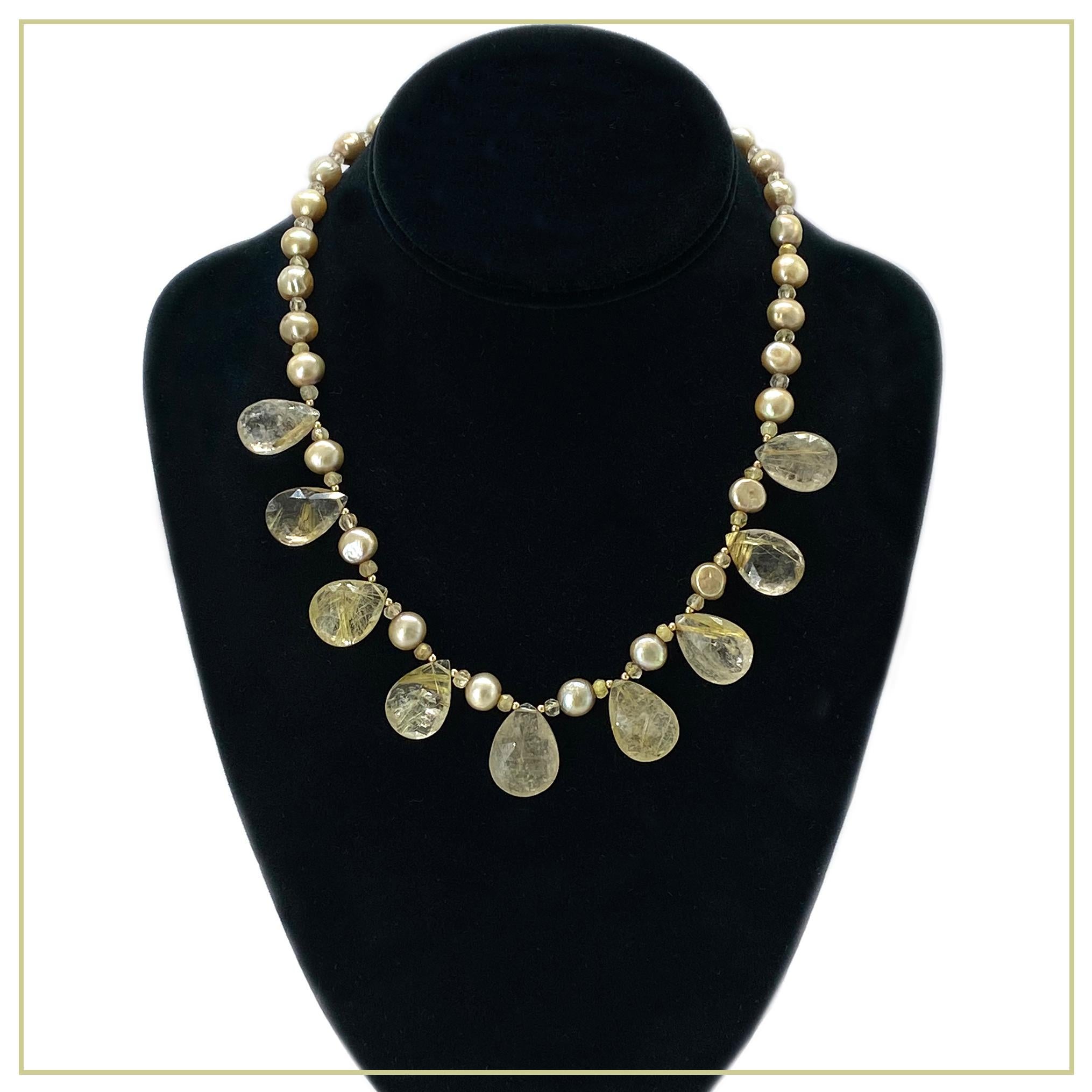 Ce collier est composé d'une briolette en quartz doré *rutilé. Nous avons créé ce collier de couleur champagne avec des perles d'eau douce de 9 mm, des briolettes à facettes en forme de poire de 22 mm et des perles à microfacettes de 4 mm, ainsi
