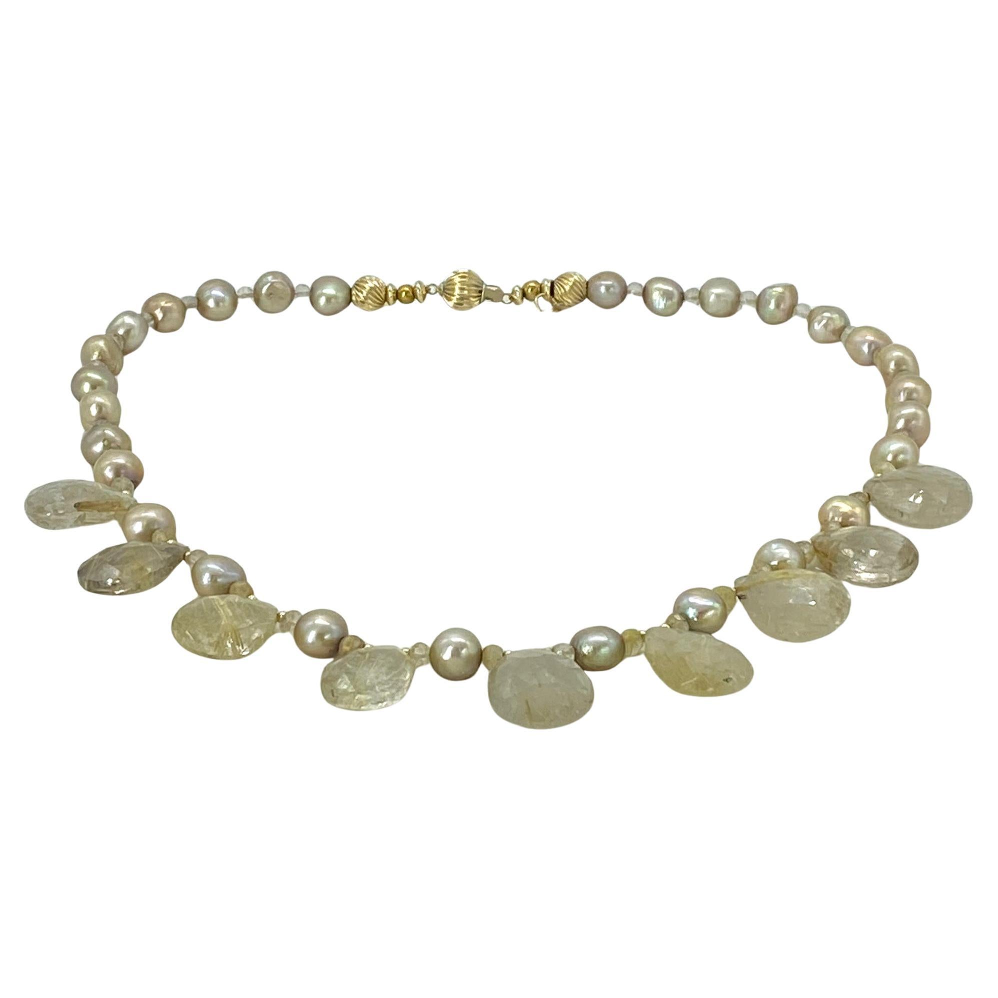 Taille briolette Collier de perles en or 14K avec pendentifs en quartz rutilé doré en vente