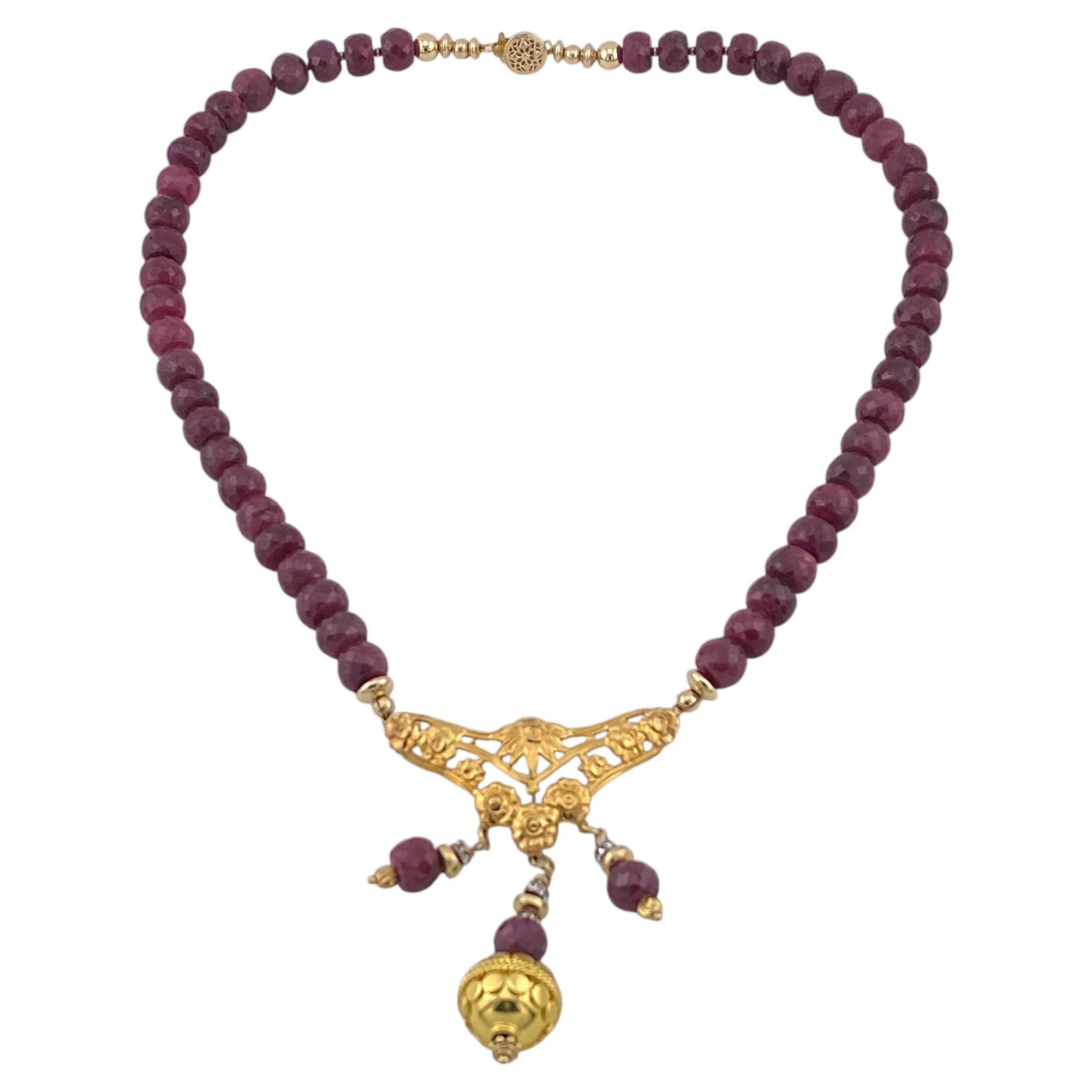 Collier avec pendentif en rubis plaqué or 14 carats, style néo-étrusque en vente