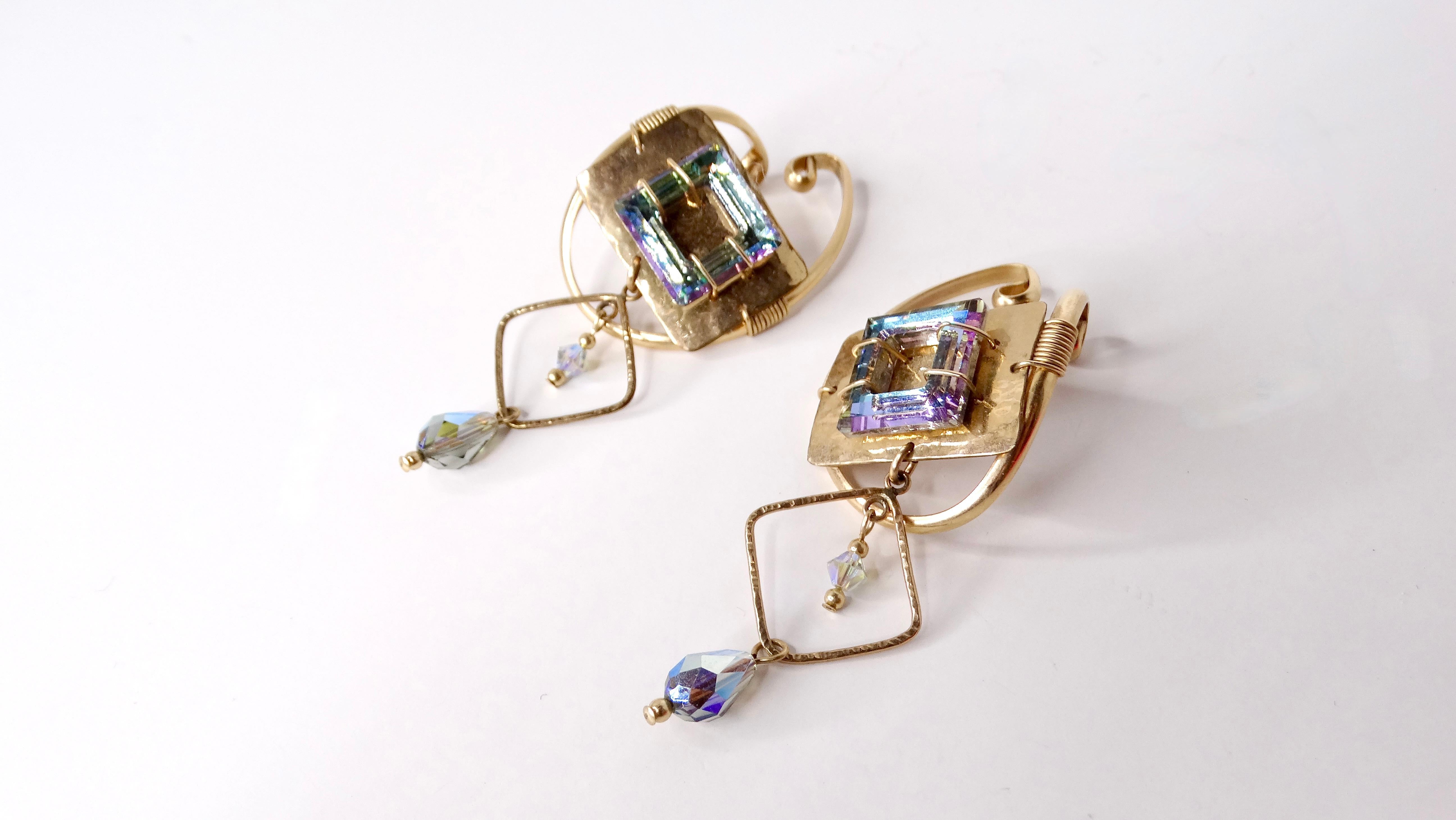 Ti presentiamo i nostri squisiti orecchini a penzoloni con cristalli Swarovski riempiti d'oro 14k, progettati per fare una dichiarazione audace. Questi orecchini sono caratterizzati da scintillanti cristalli Swarovski in splendide tonalità blu e