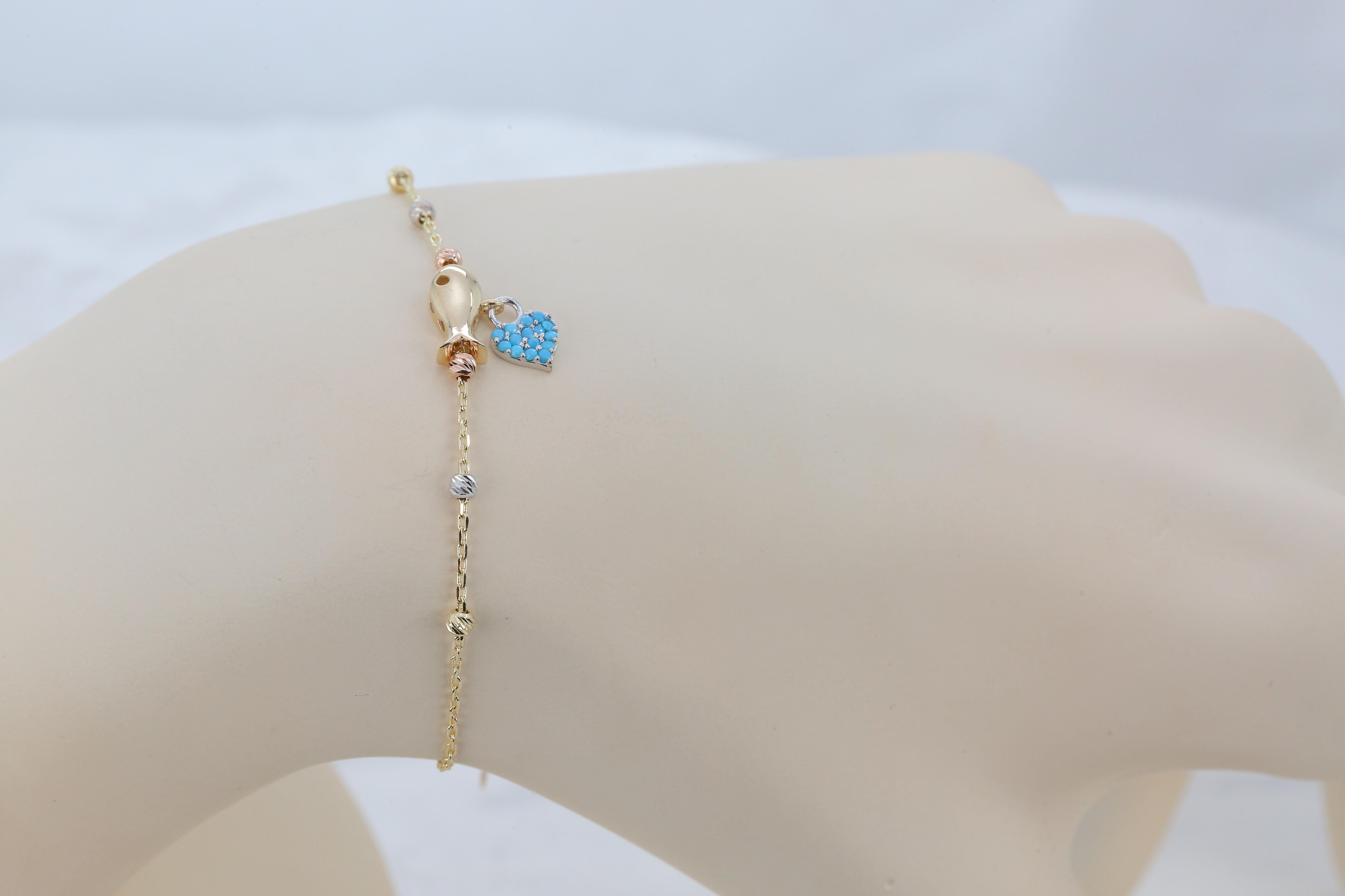 Contemporary 14K Gold Fish and Heart Charm Dainty Beaded Bracelet For Sale