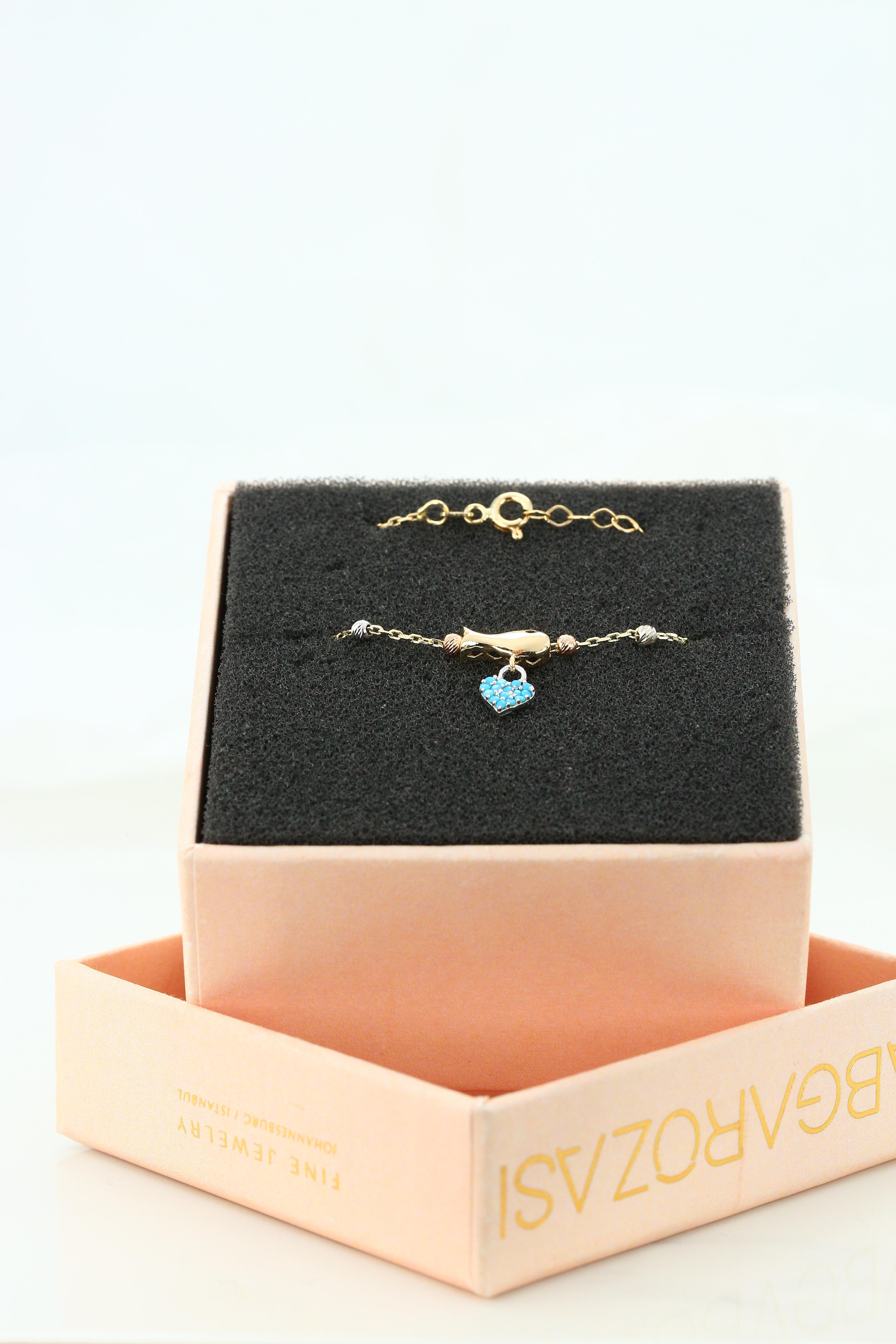 14K Gold Fish and Heart Charm Dainty Beaded Bracelet In New Condition For Sale In ISTANBUL, TR
