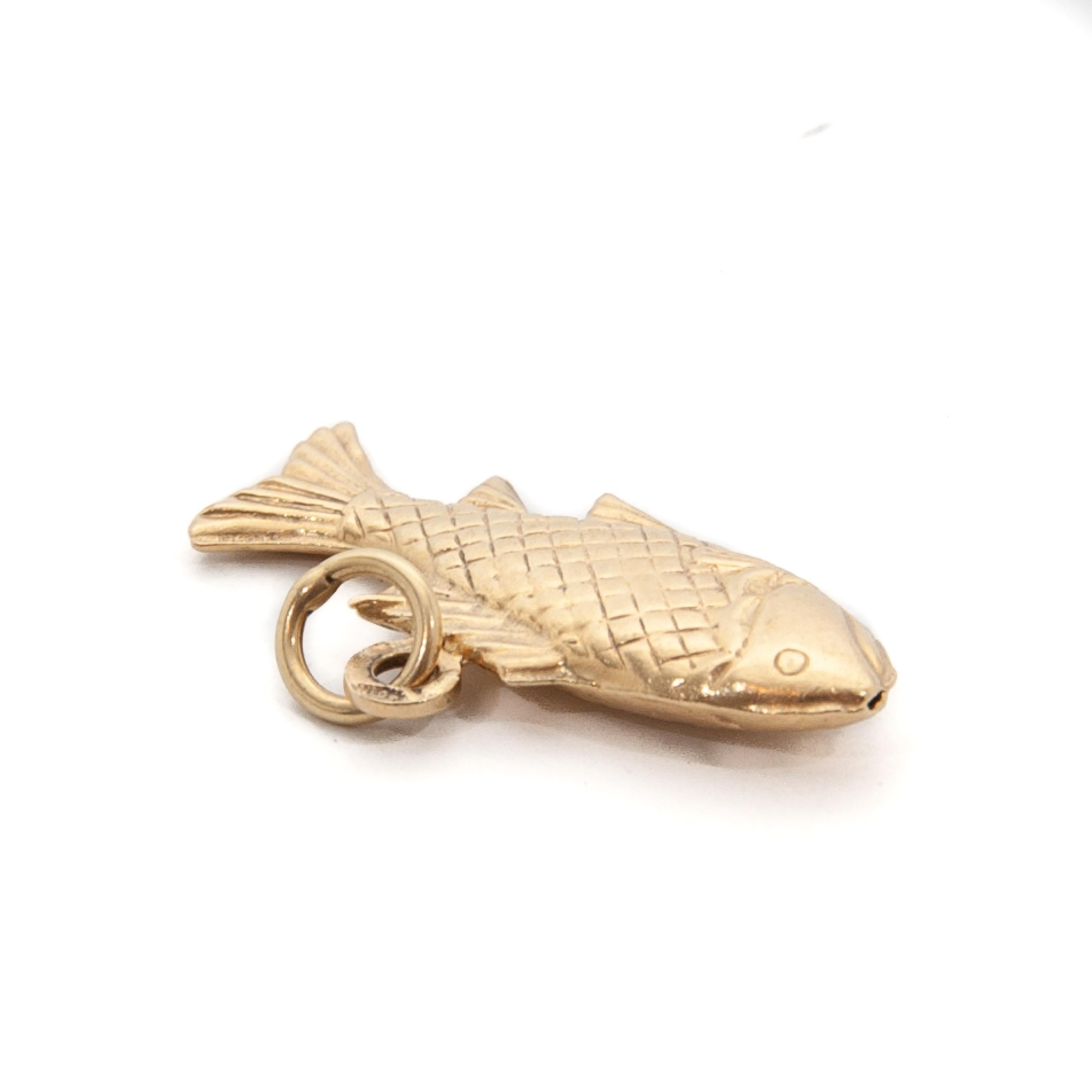 Vintage Fish Pisces Zodiac 14 Karat Gold Charm Pendant In Good Condition For Sale In Rotterdam, NL