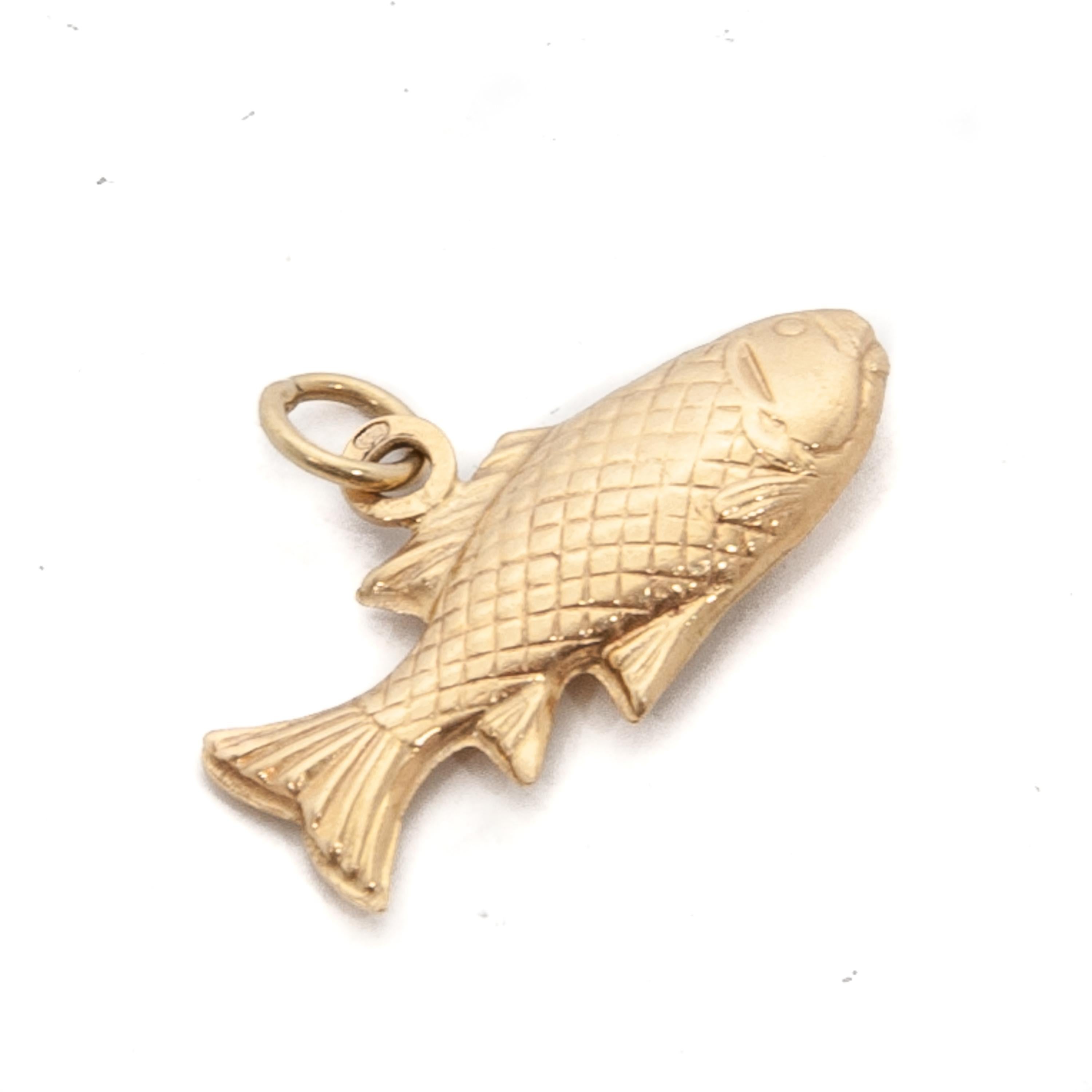 Women's or Men's Vintage Fish Pisces Zodiac 14 Karat Gold Charm Pendant For Sale