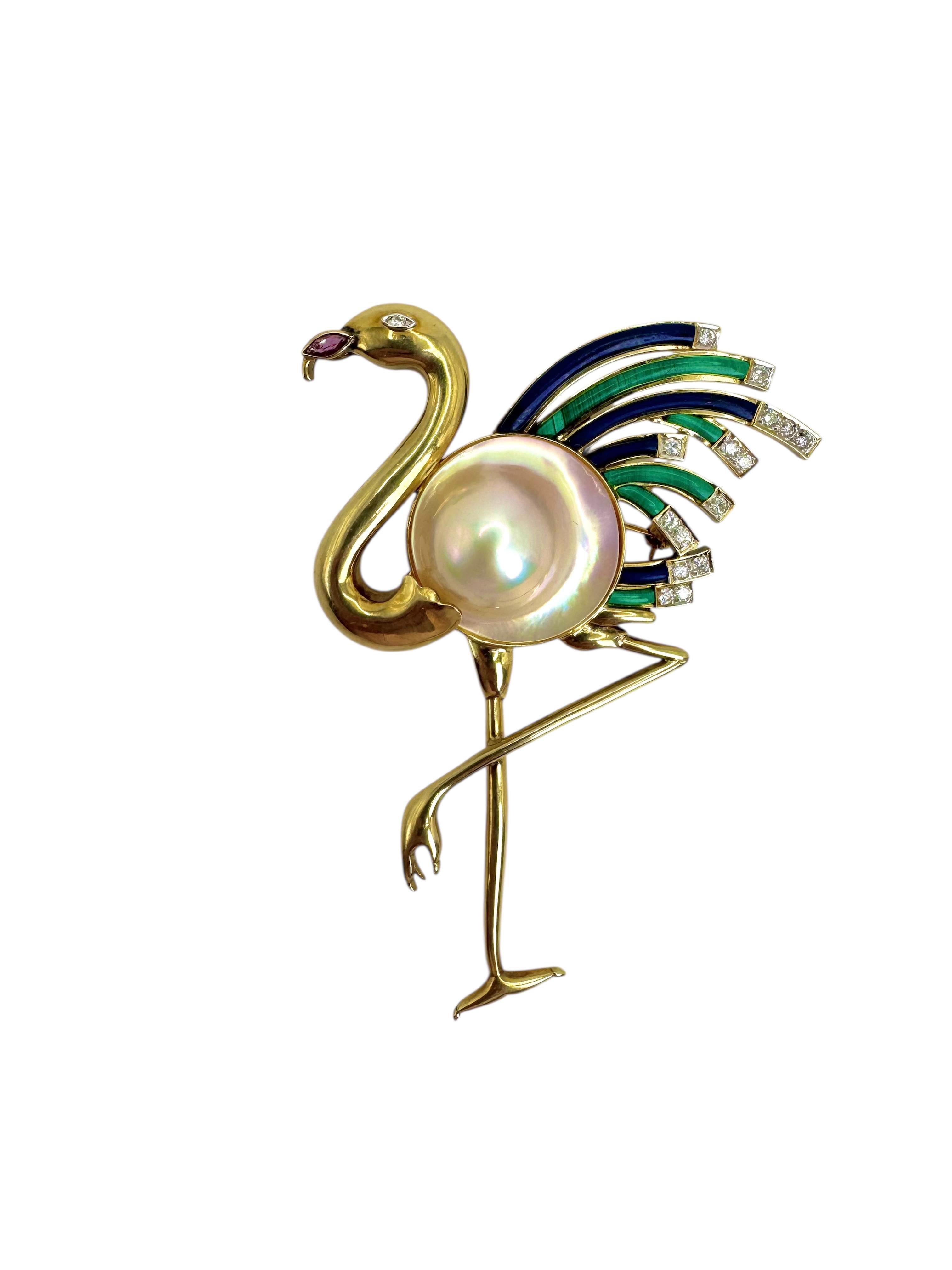 Questa splendida spilla a forma di fenicottero è una vibrante celebrazione del design della metà del XX secolo. Realizzato in oro giallo 14 carati, il pezzo presenta una perla Mabe luminosa come corpo dell'uccello, accentuata da un becco incastonato