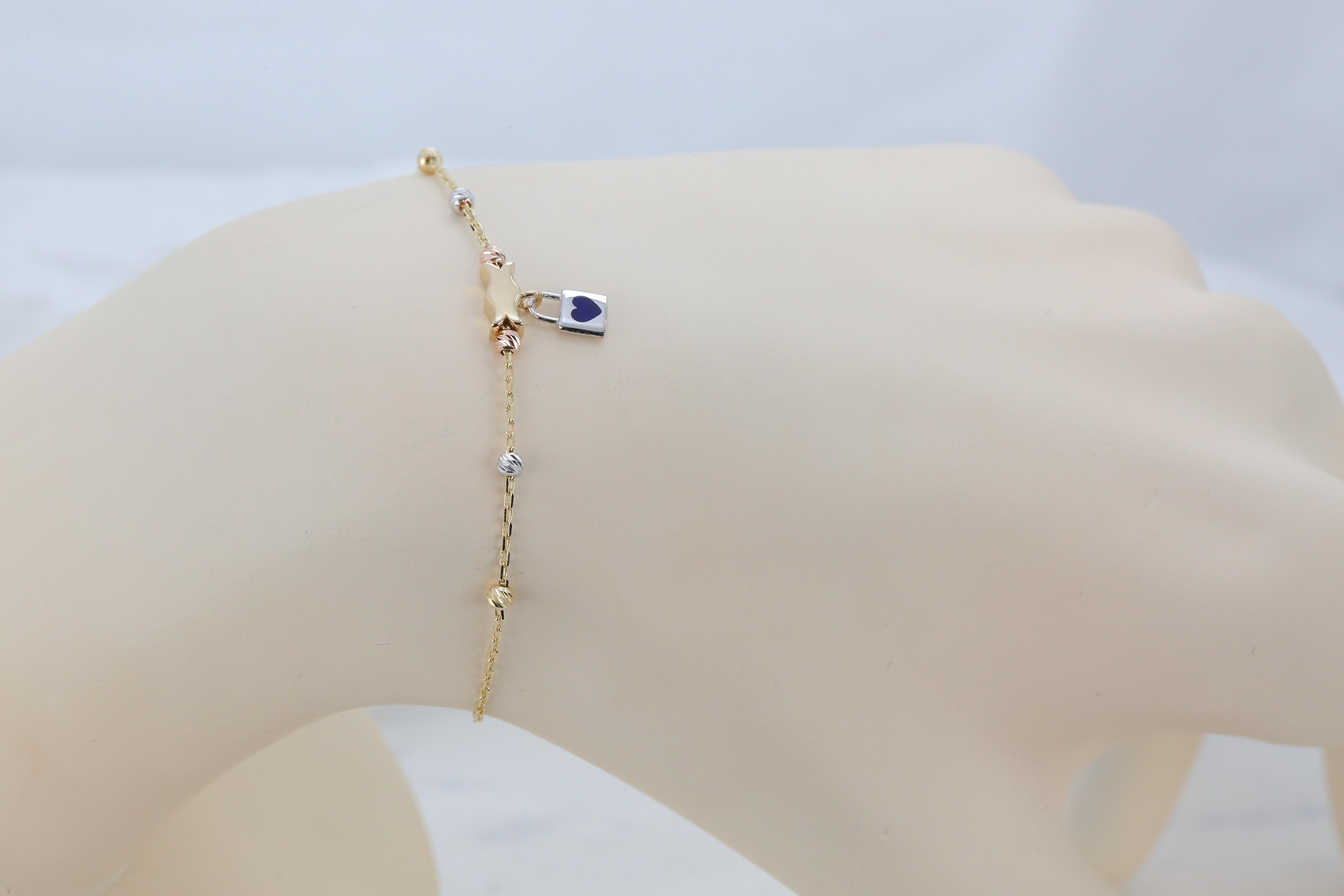 Contemporary 14K Gold Fleur and Padlock Charm Dainty Beaded Bracelet For Sale