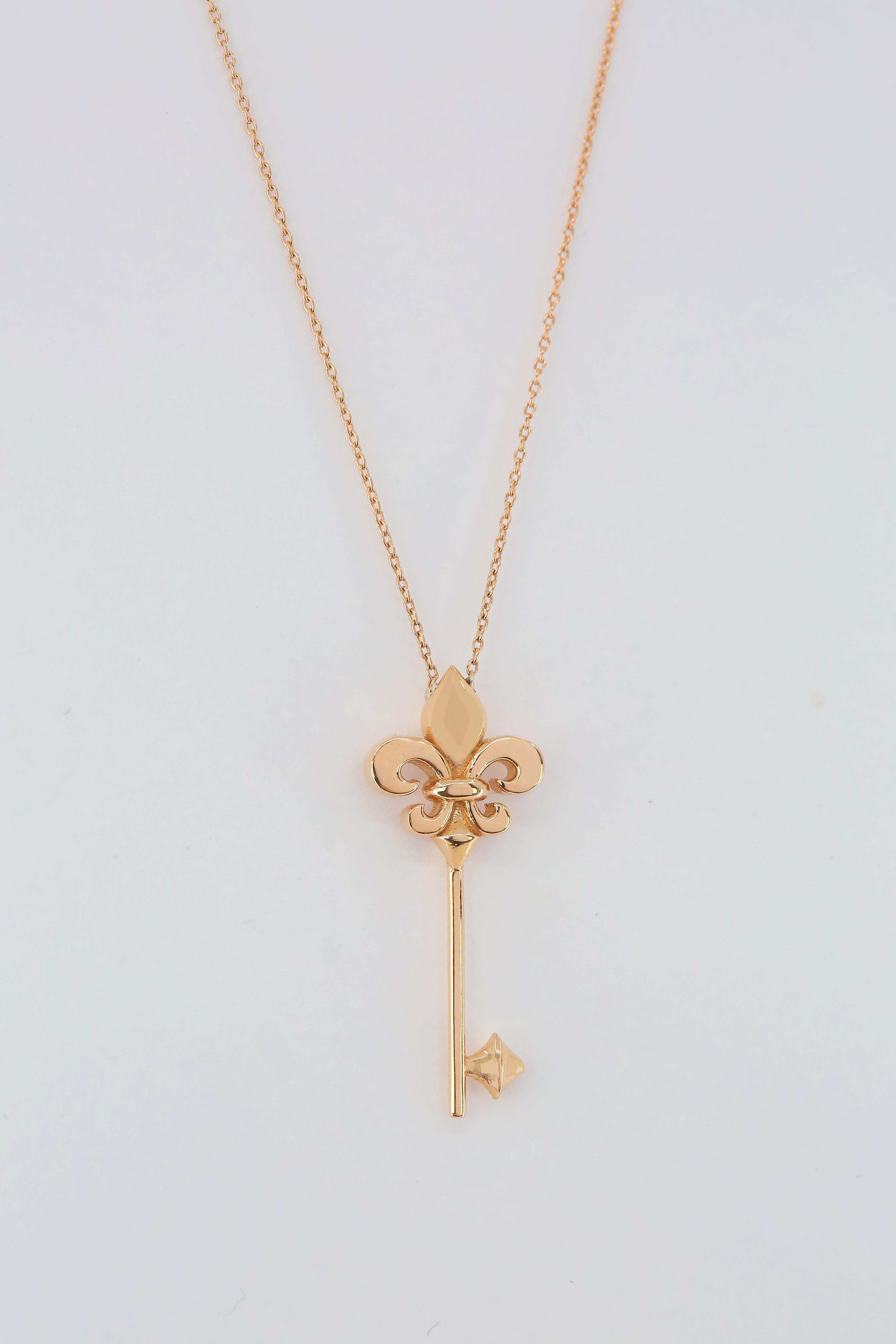 Collier Fleur De Lis en or 14 carats, collier à breloque en forme de clé en or Pour femmes en vente