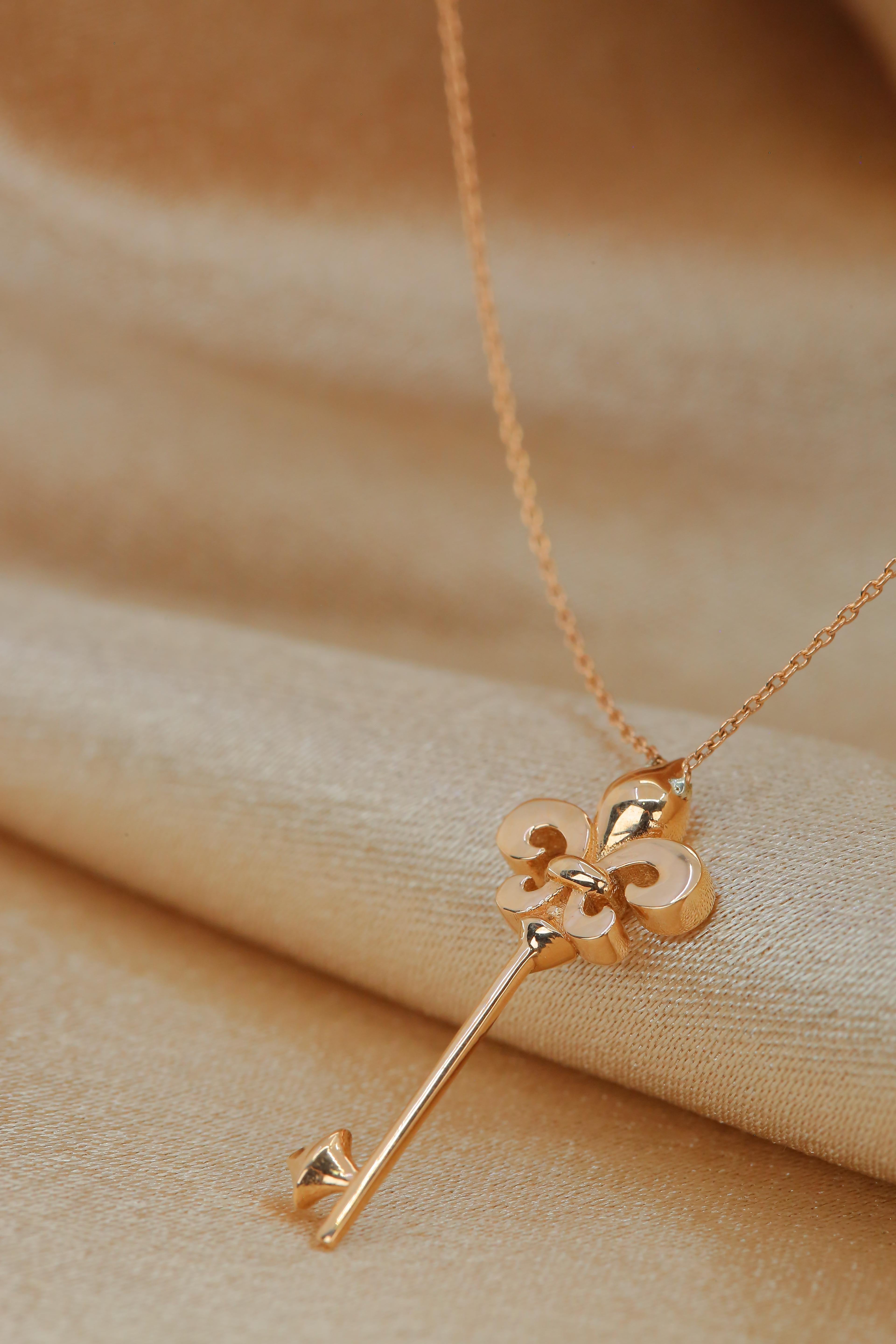 Collier Fleur De Lis en or 14 carats, collier à breloque en forme de clé en or en vente 2