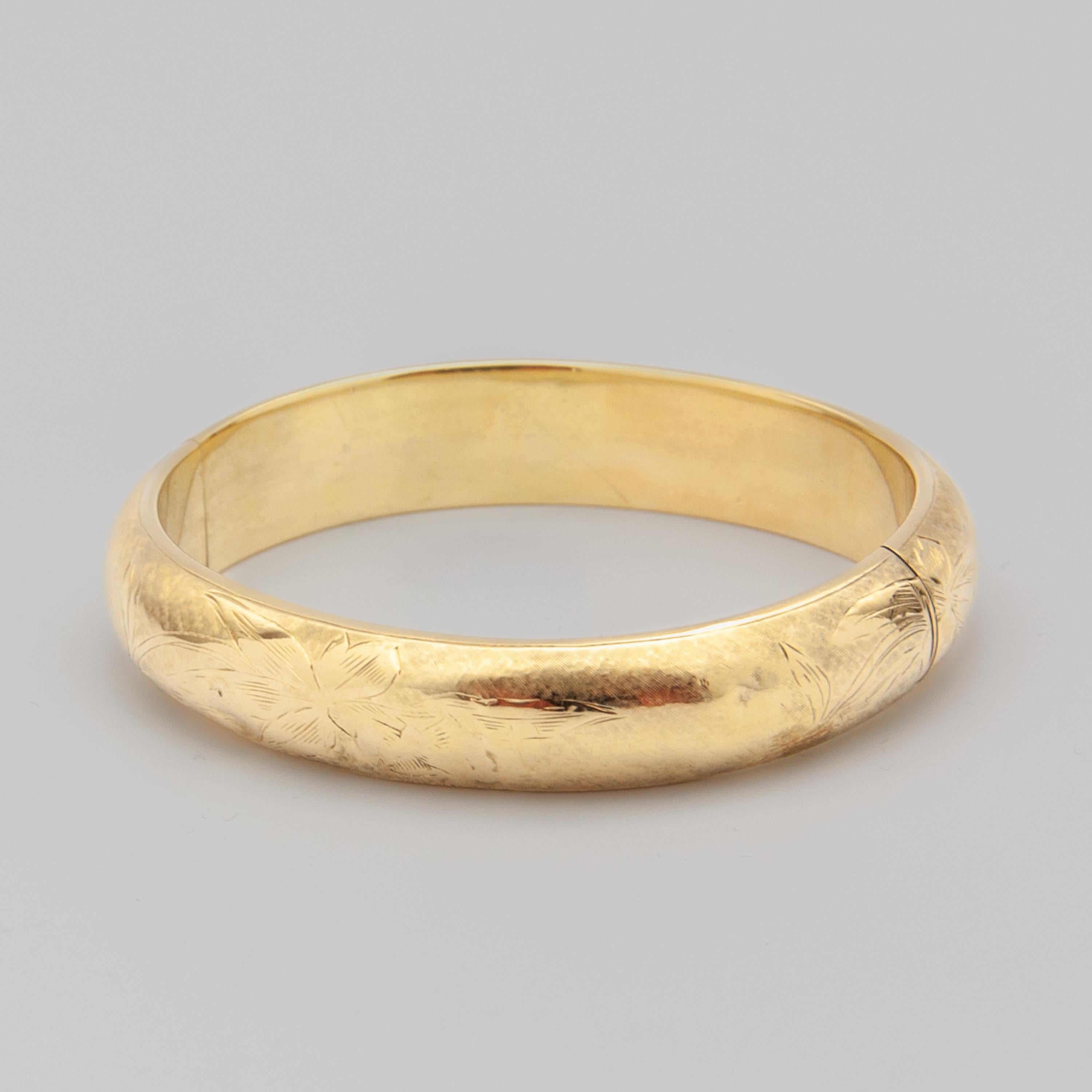 14K Gold Floral Engraved Bangle Bracelet In Fair Condition For Sale In Rotterdam, NL
