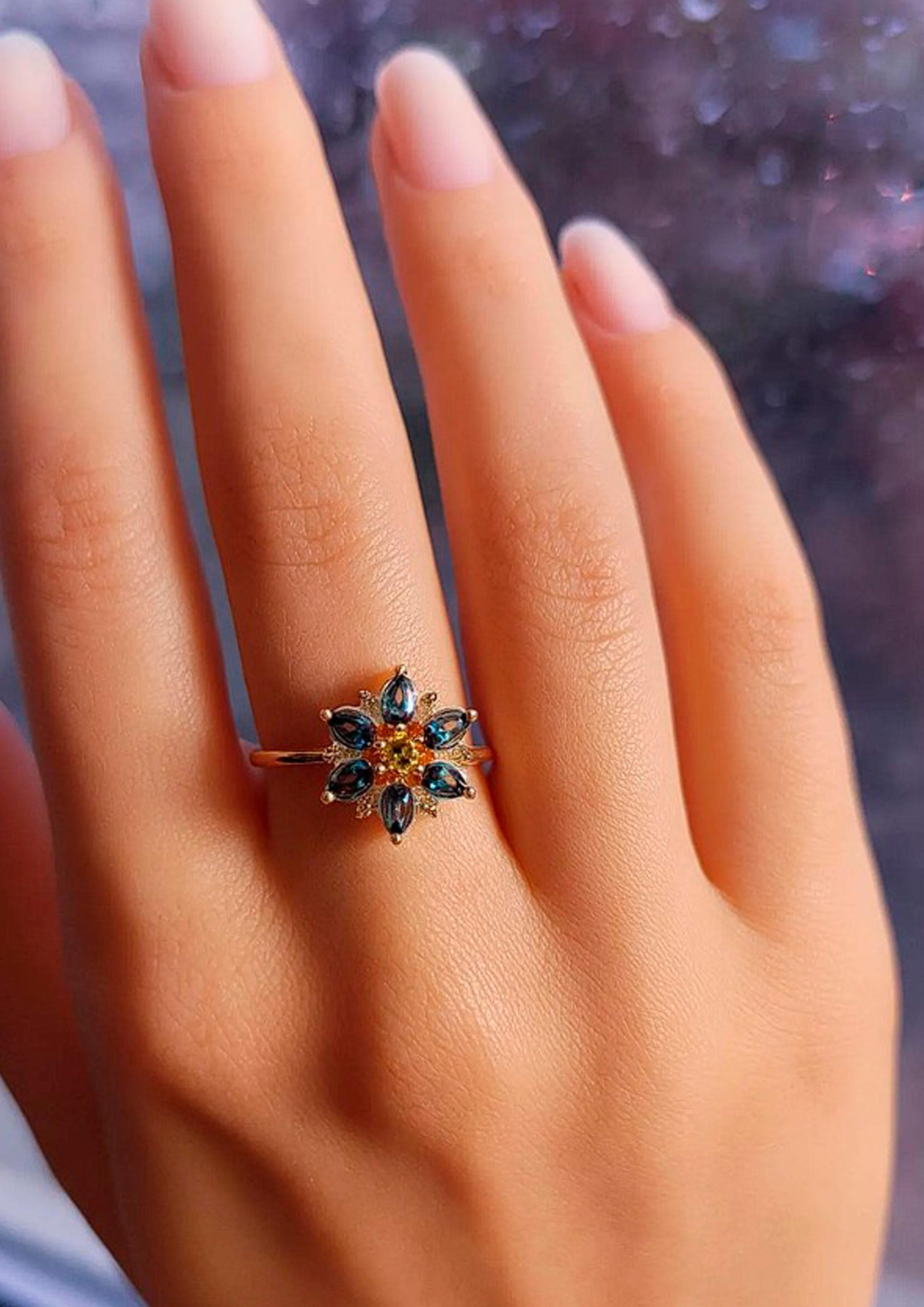 En venta: Anillo Flor Forget Me Not de Oro de 14k con Topacio y Zafiro  6