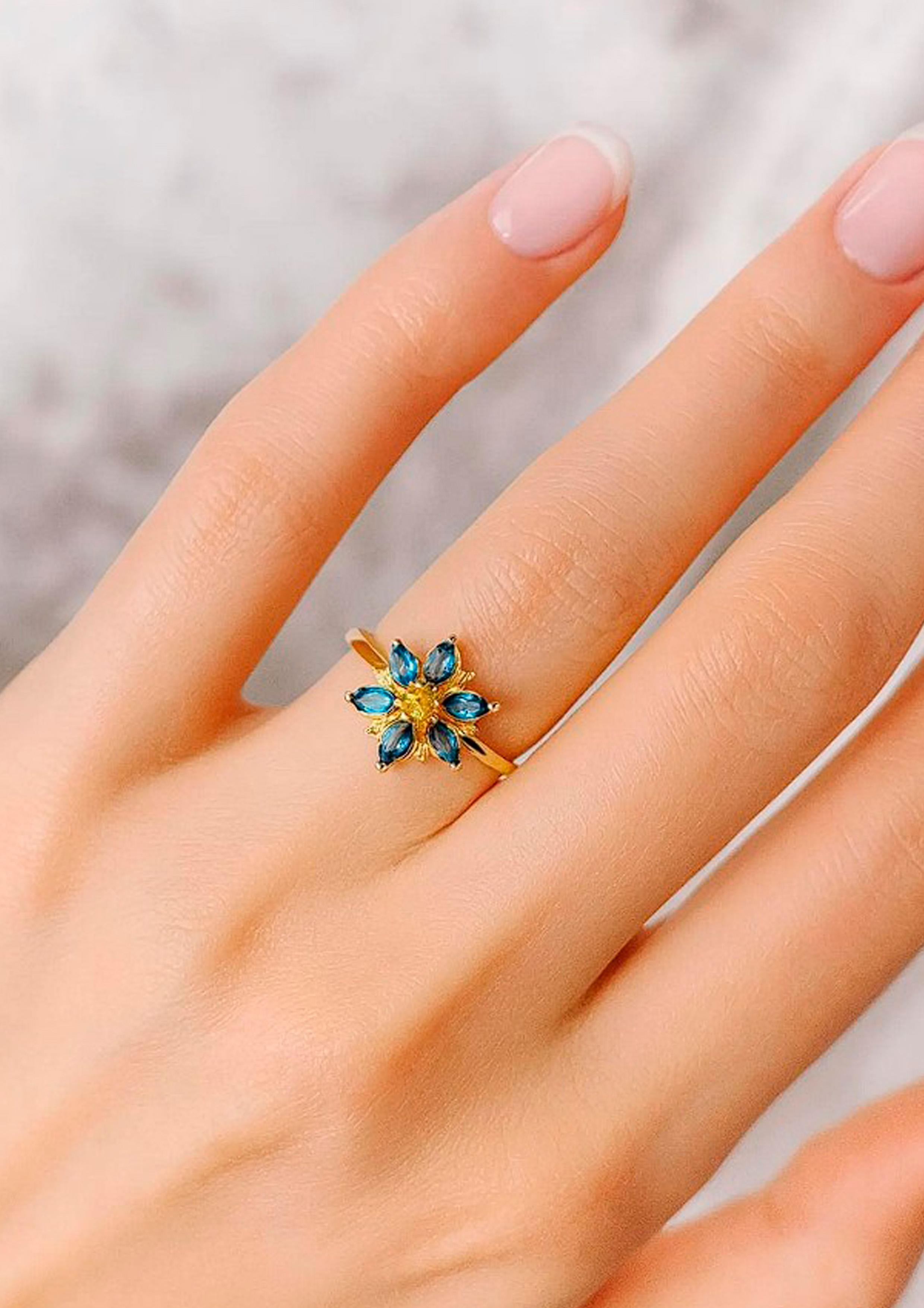En venta: Anillo Flor Forget Me Not de Oro de 14k con Topacio y Zafiro  7