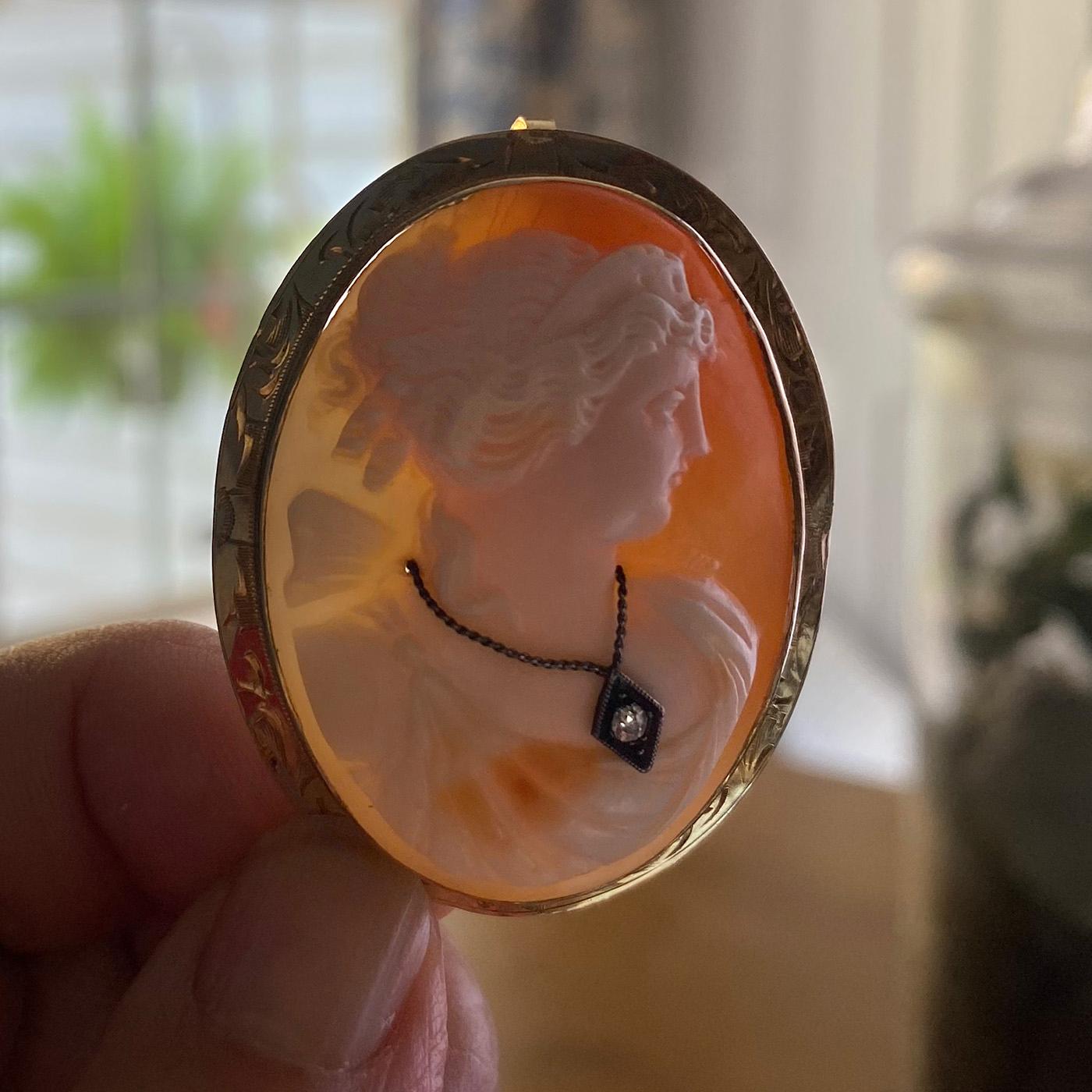 14K Gold Frame with Diamond Antique Cameo Clip On Baroque Pearl Necklace In Good Condition For Sale In Atlanta, GA