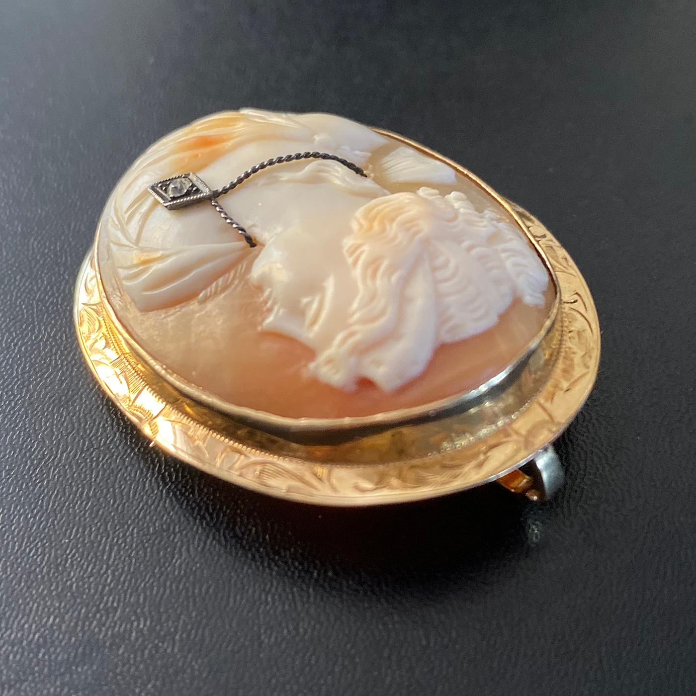 14K Gold Frame with Diamond Antique Cameo Clip On Baroque Pearl Necklace For Sale 2