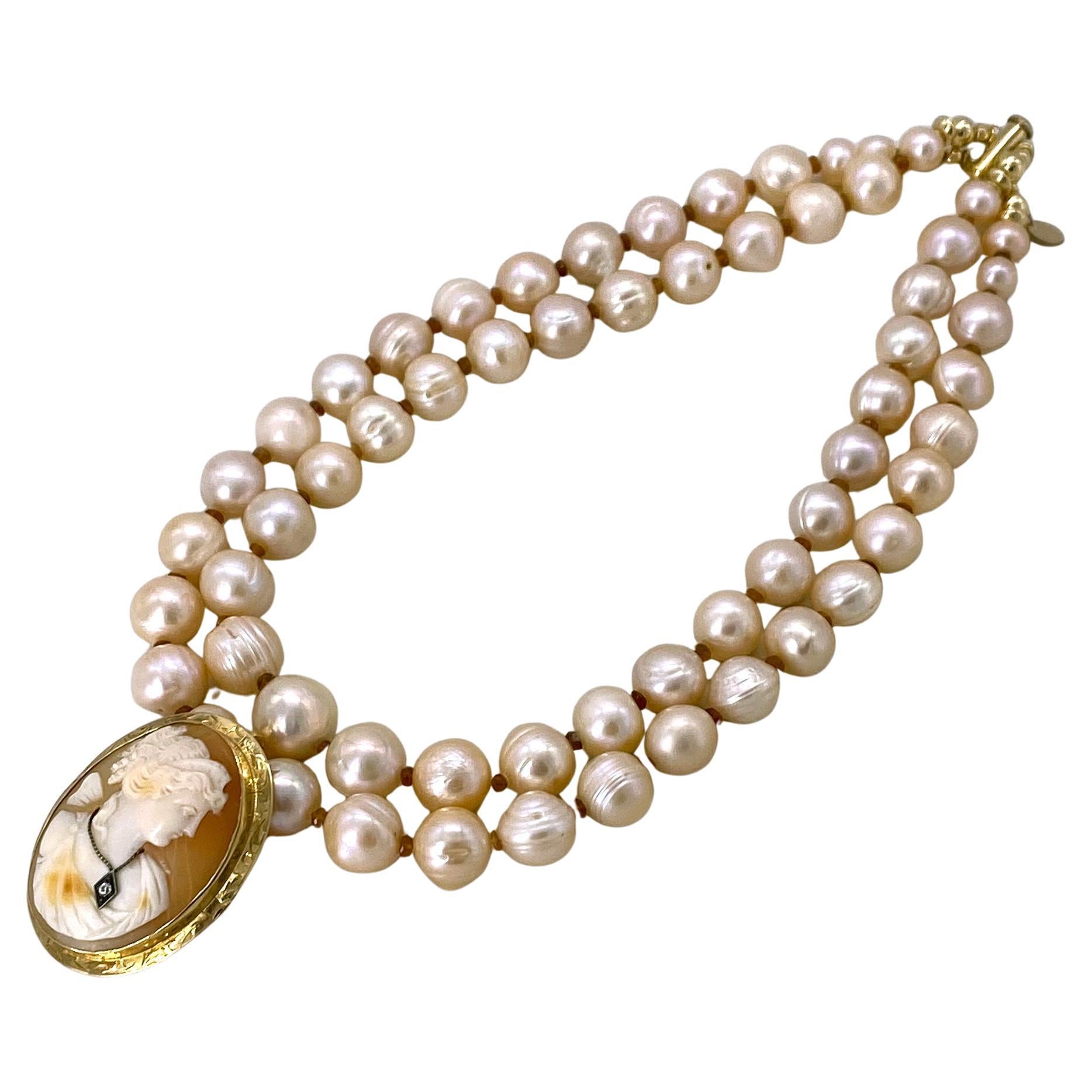 Cornice in oro 14K con diamante antico Cameo Clip su collana di perle a doppio filo