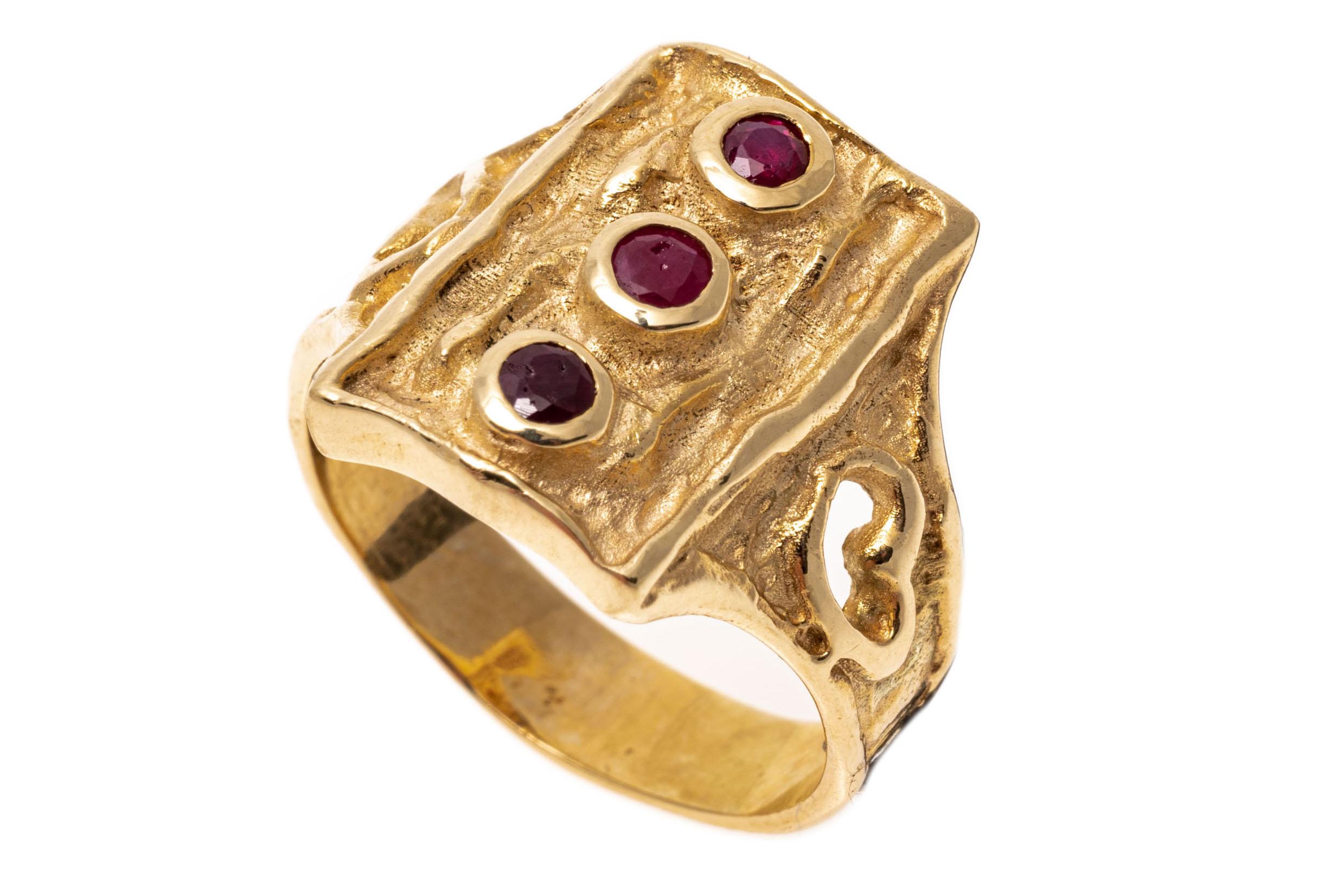 14k Gold Free Form Rectangular Ruby Set Ring With Melted Patterning, Size 7.75 In Good Condition For Sale In Southport, CT