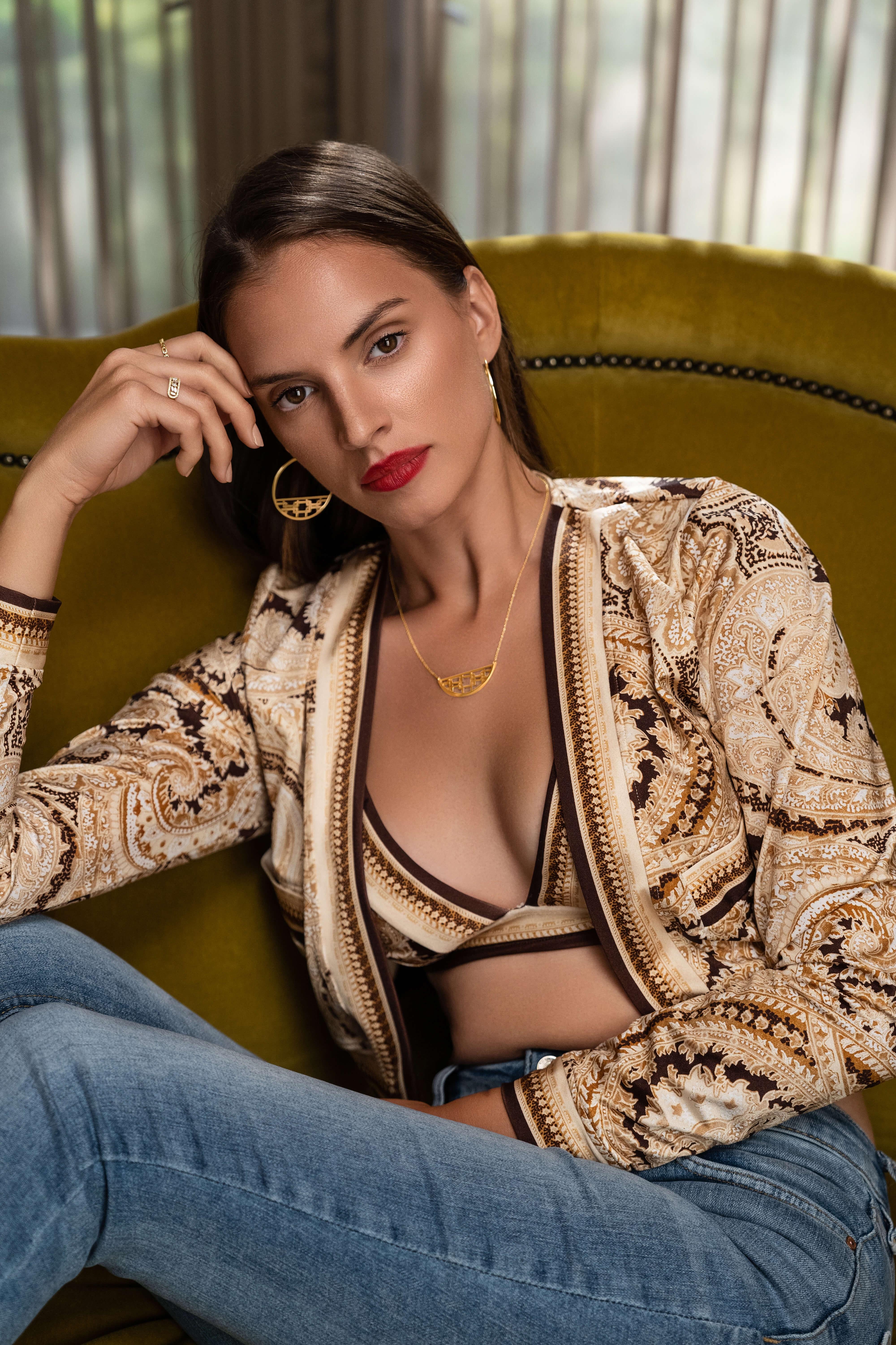 Pubblicato sulla rivista Vogue, questo esclusivo ciondolo a forma di mezzo cerchio in oro giallo 14k si basa su un antico motivo cinese. Si abbina agli orecchini a cerchio Fretwork di JewelBird.
15x41mm
Spessore di 2 mm
Catena regolabile da 16-18