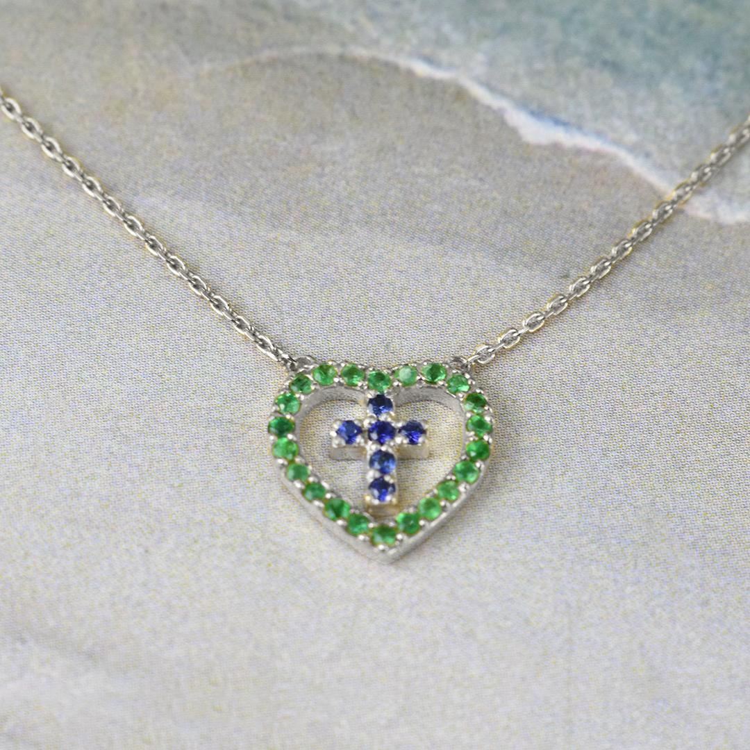 Taille ronde Collier croix en cœur en or 14 carats avec émeraudes véritables et saphirs bleus en vente