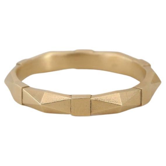 Geometrischer Ehering aus 18 Karat Gold im Vingate-Stil