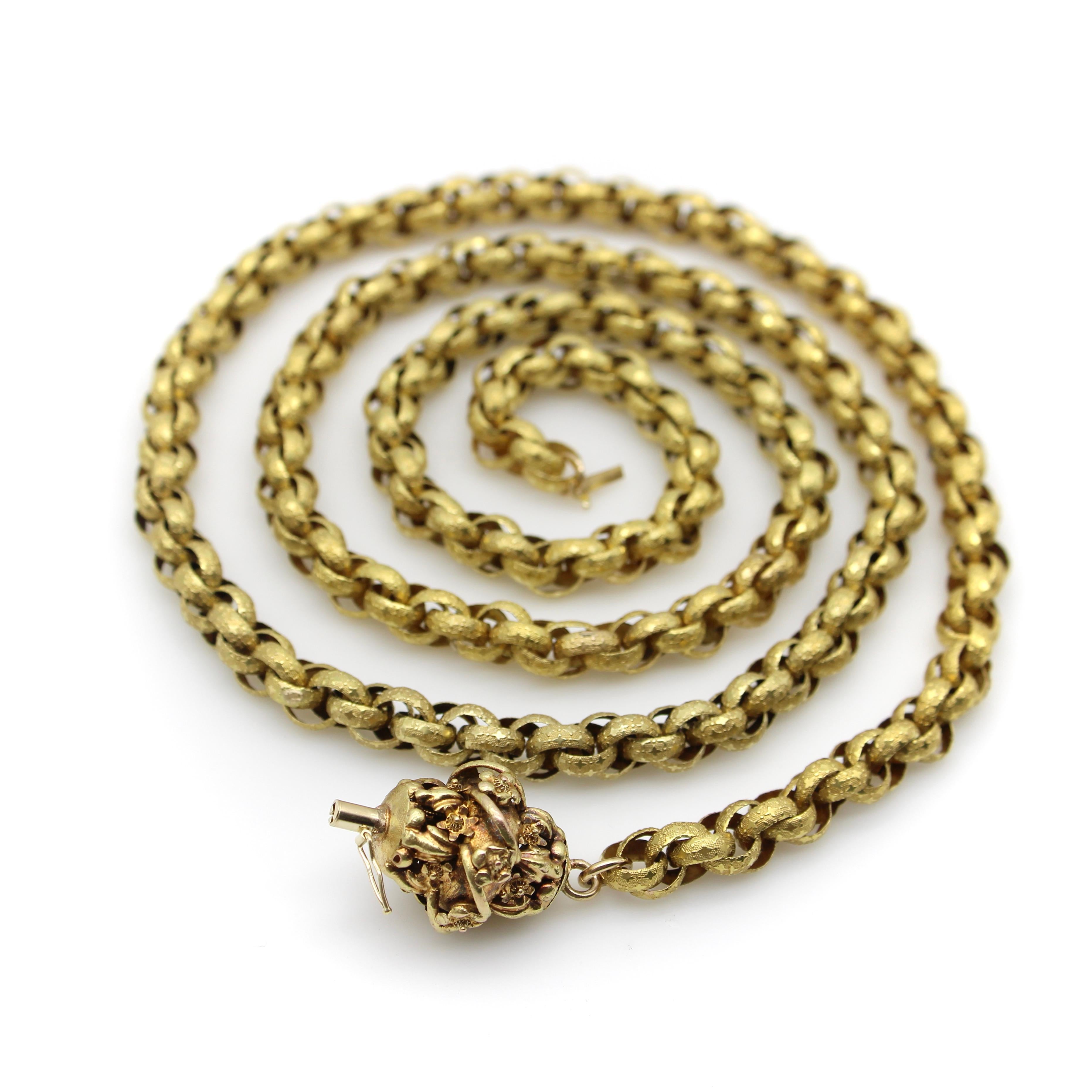 CIRCA wurde diese 14-karätige Goldkette ursprünglich zusammen mit einem Pelzmuff getragen, so dass eine Frau sie um den Hals tragen konnte, um ihre Hände in den Muff zu stecken, um sie warm zu halten, wie es in den 1820er Jahren in Mode war. Heute