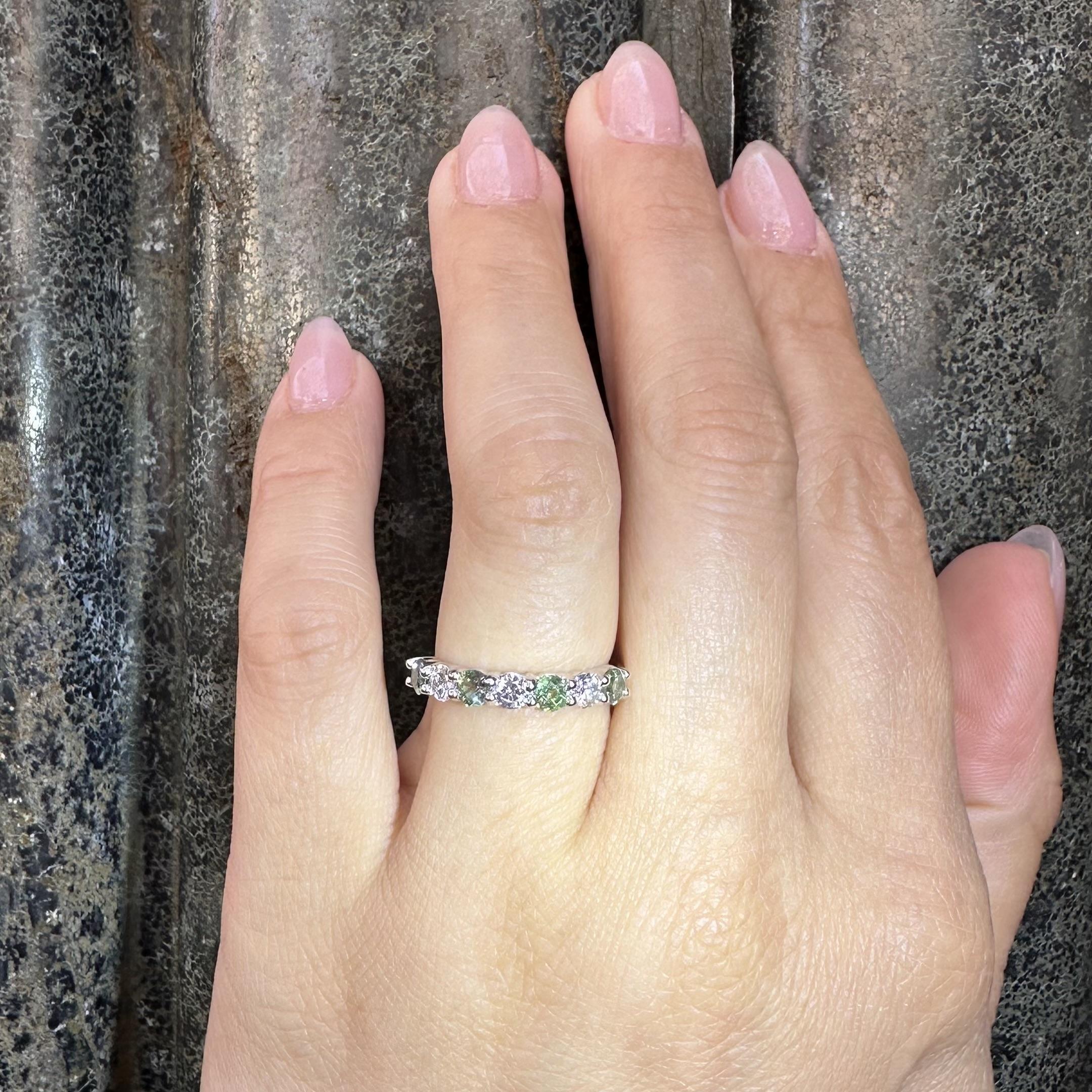 Taglio brillante Anello a fascia bassa in oro 14k GIA 1,2ct Brasile alternato con diamante alessandrite in vendita