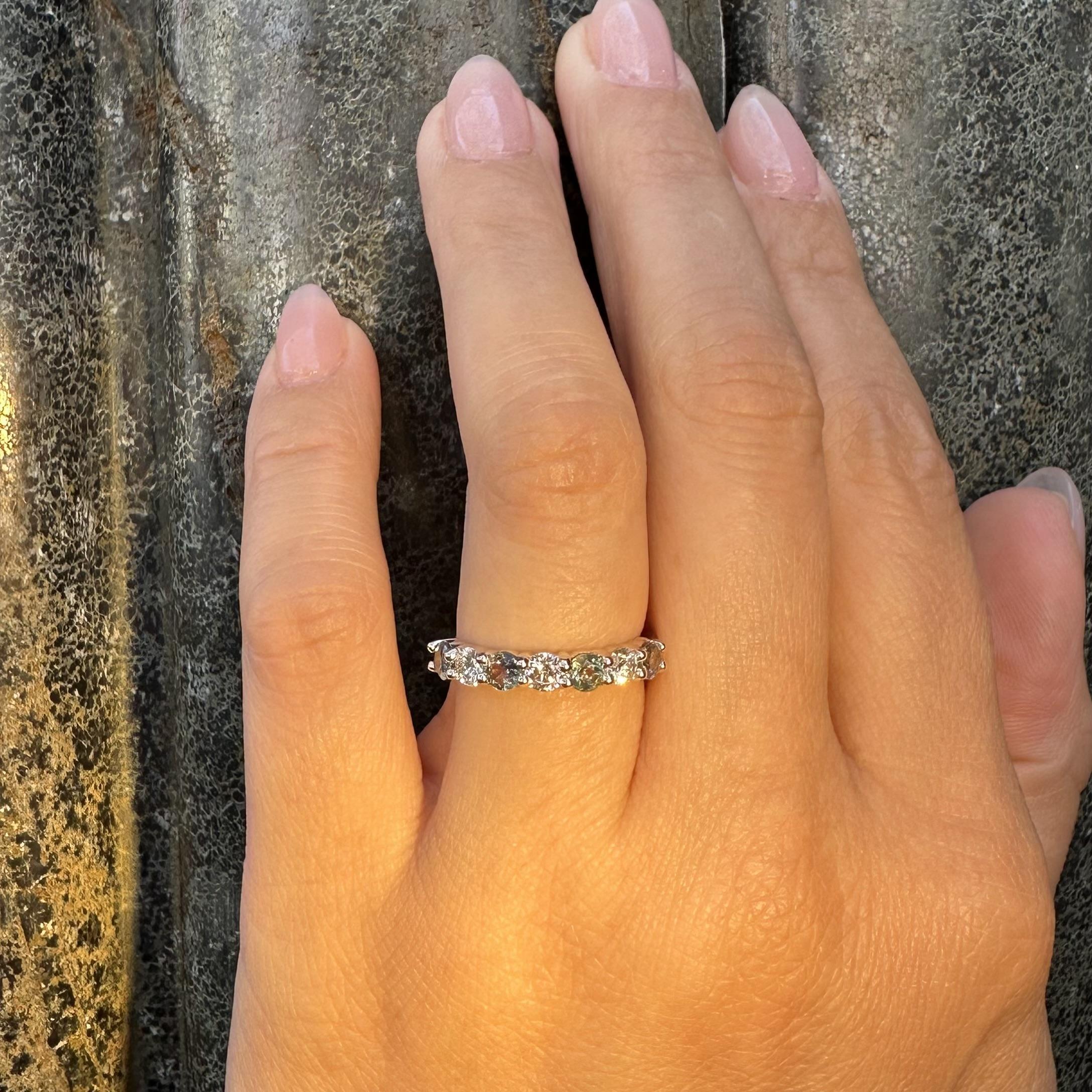 Anello a fascia bassa in oro 14k GIA 1,2ct Brasile alternato con diamante alessandrite In condizioni Nuovo in vendita a Montclair, NJ