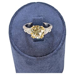 Oro 14K Certificato GIA. Diamante giallo Fancy taglio rotondo con pietre laterali a forma di pera