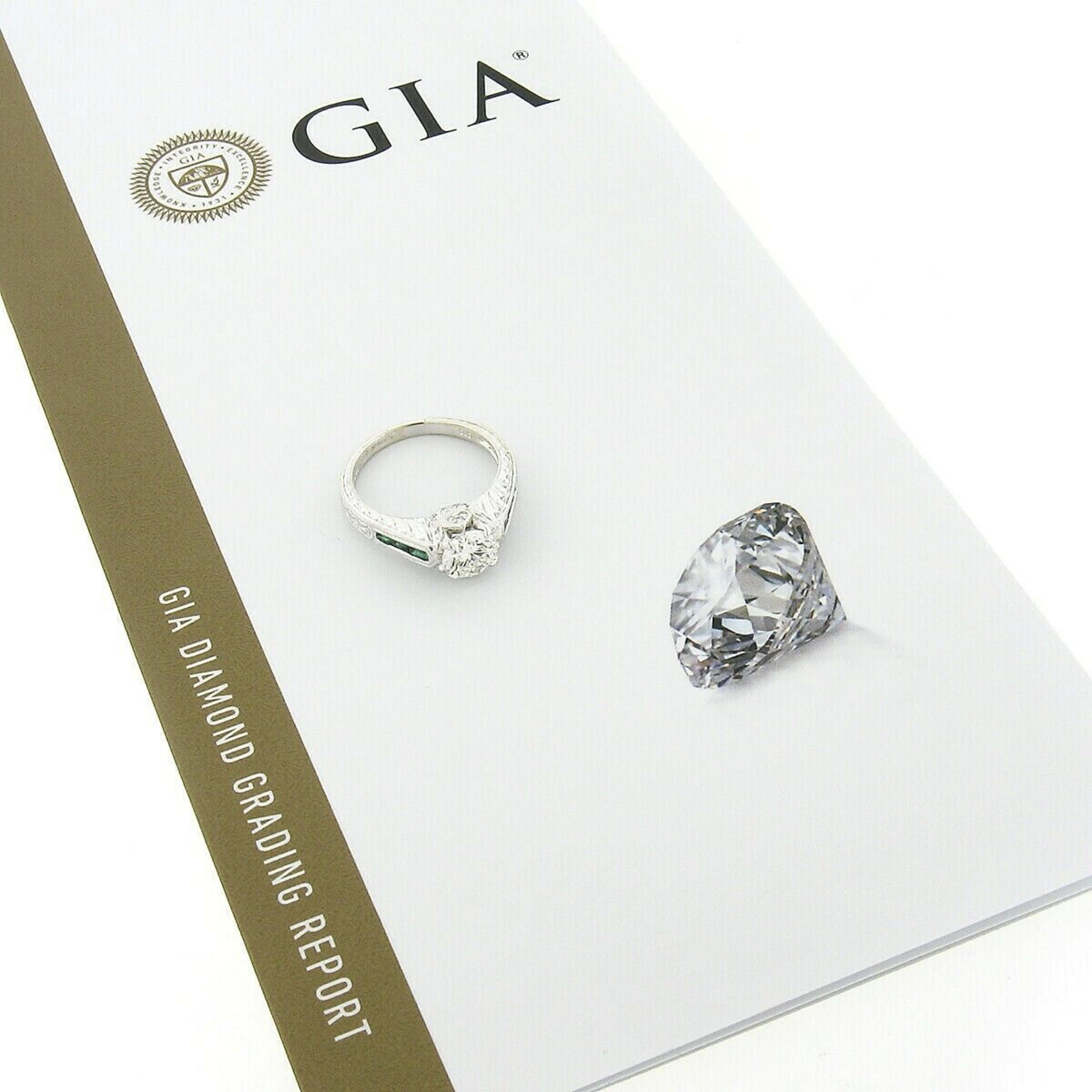 Bague de fiançailles solitaire en or 14 carats avec diamant rond GIA gravé à la main et émeraude en vente 6