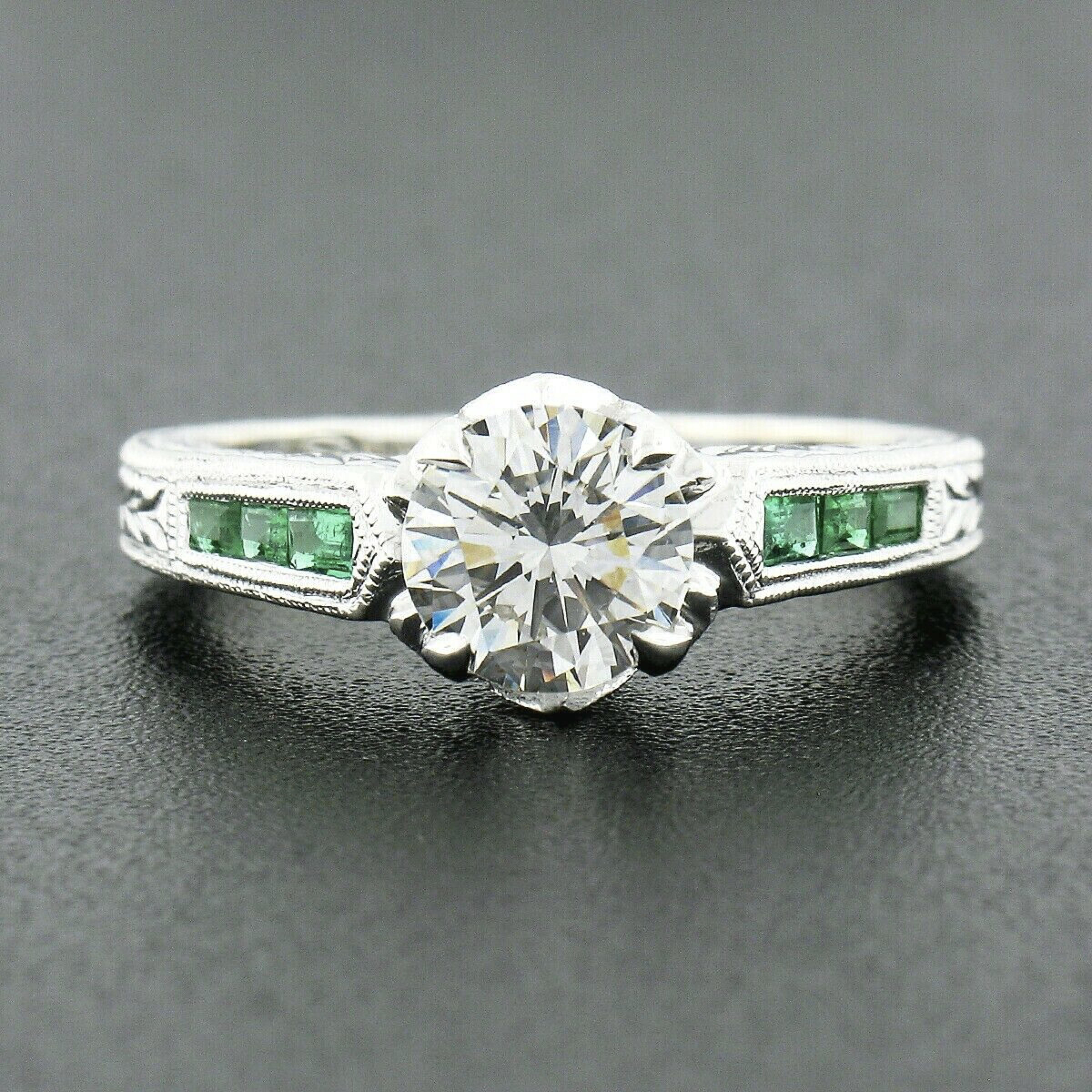 Cette bague de fiançailles époustouflante et magnifiquement détaillée est fabriquée en or blanc massif 14k et présente un solitaire de diamant de qualité supérieure, de taille ronde et brillante, soigneusement serti au centre. Le solitaire présente