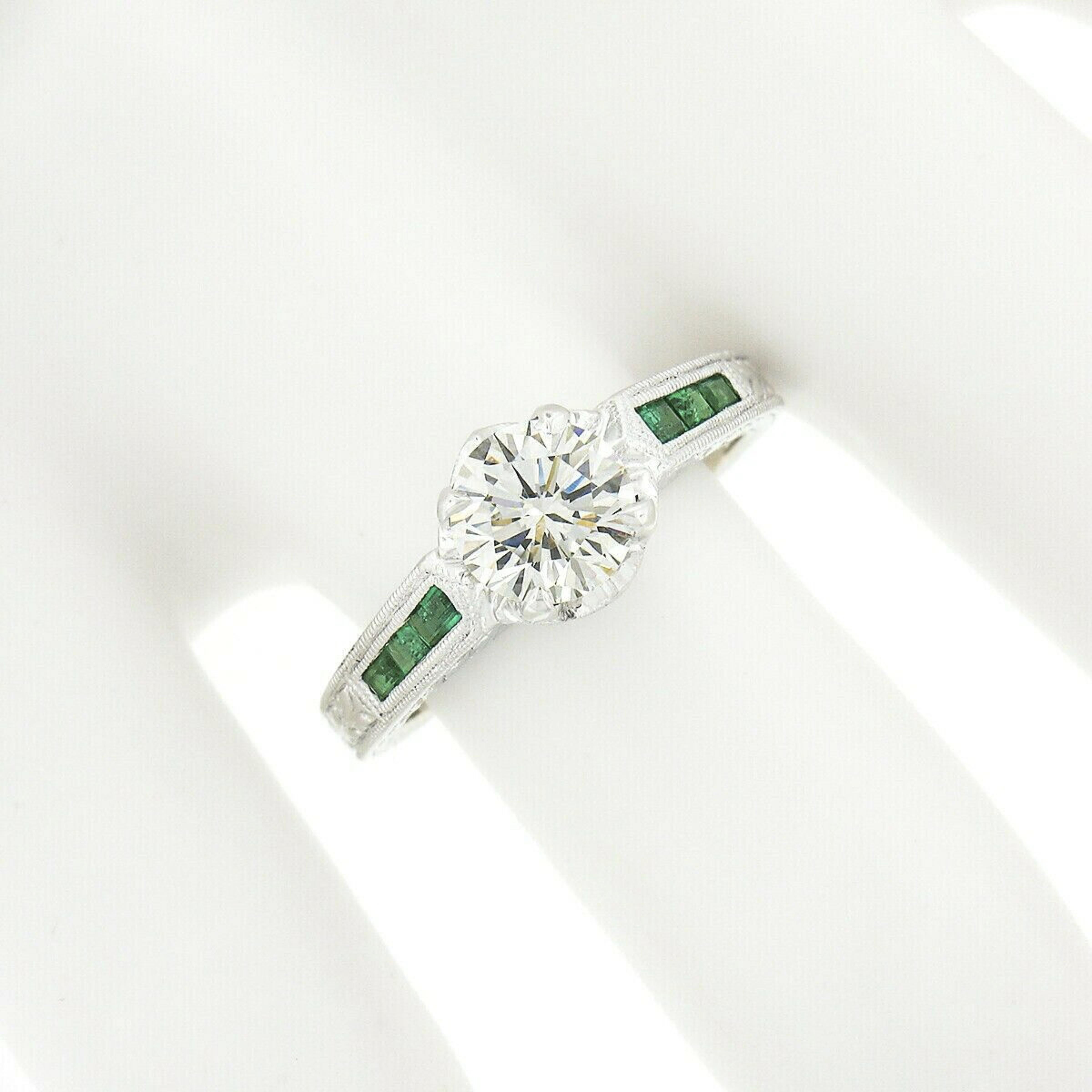 Taille ronde Bague de fiançailles solitaire en or 14 carats avec diamant rond certifié GIA et émeraude gravée à la main en vente