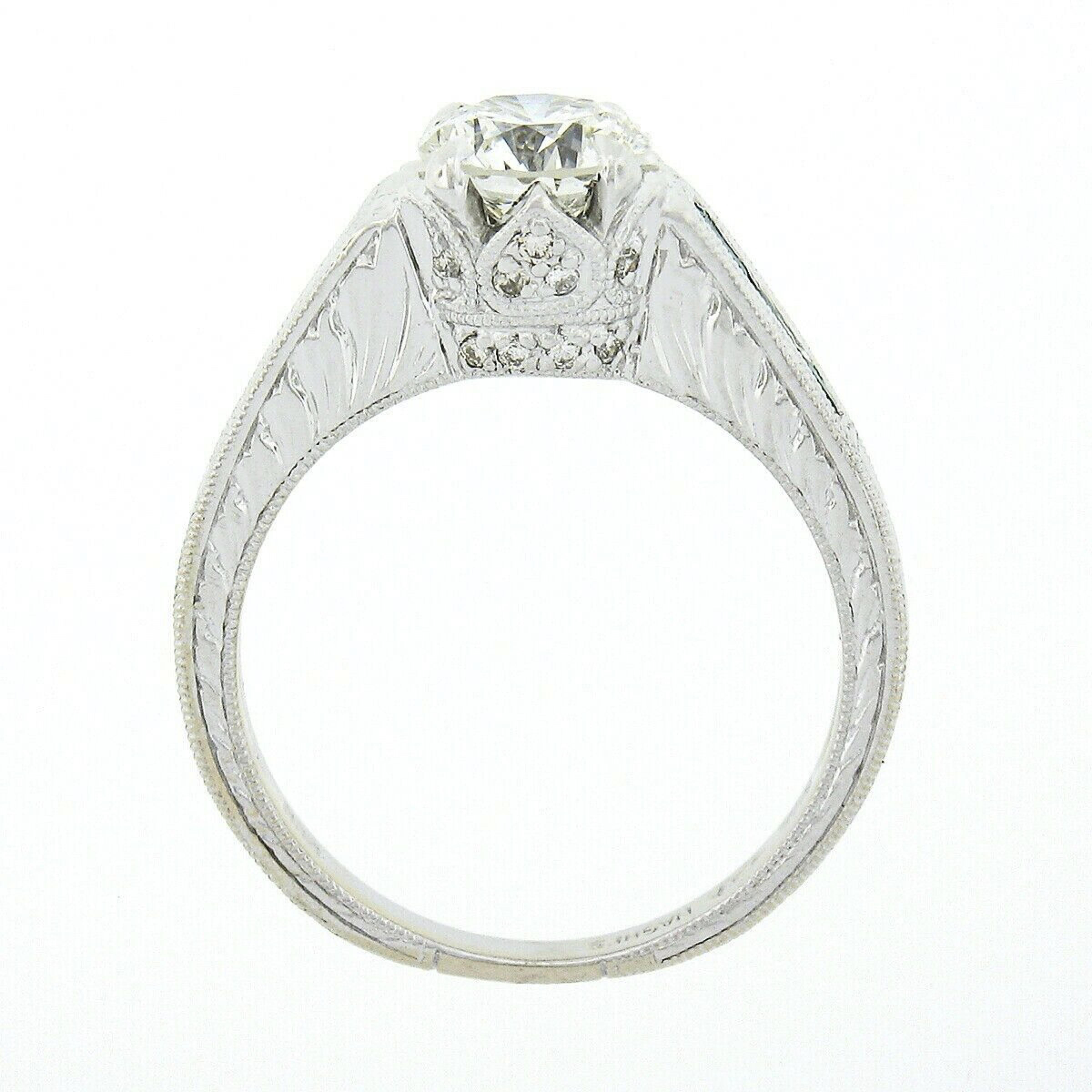 Bague de fiançailles solitaire en or 14 carats avec diamant rond certifié GIA et émeraude gravée à la main en vente 3