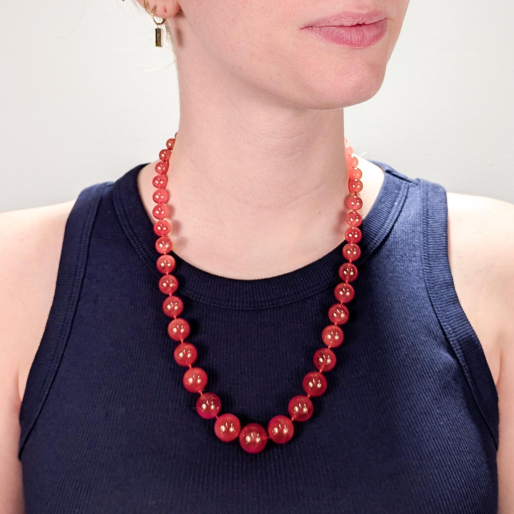 Una raffinata collana di tormalina con perline.

Con chiusura in oro giallo 14 carati.

Composto da 49 perline graduate di tormalina rosa su un cordoncino.

Marchio 585 sulla chiusura.

Una collana semplicemente meravigliosa!

Data:
20°