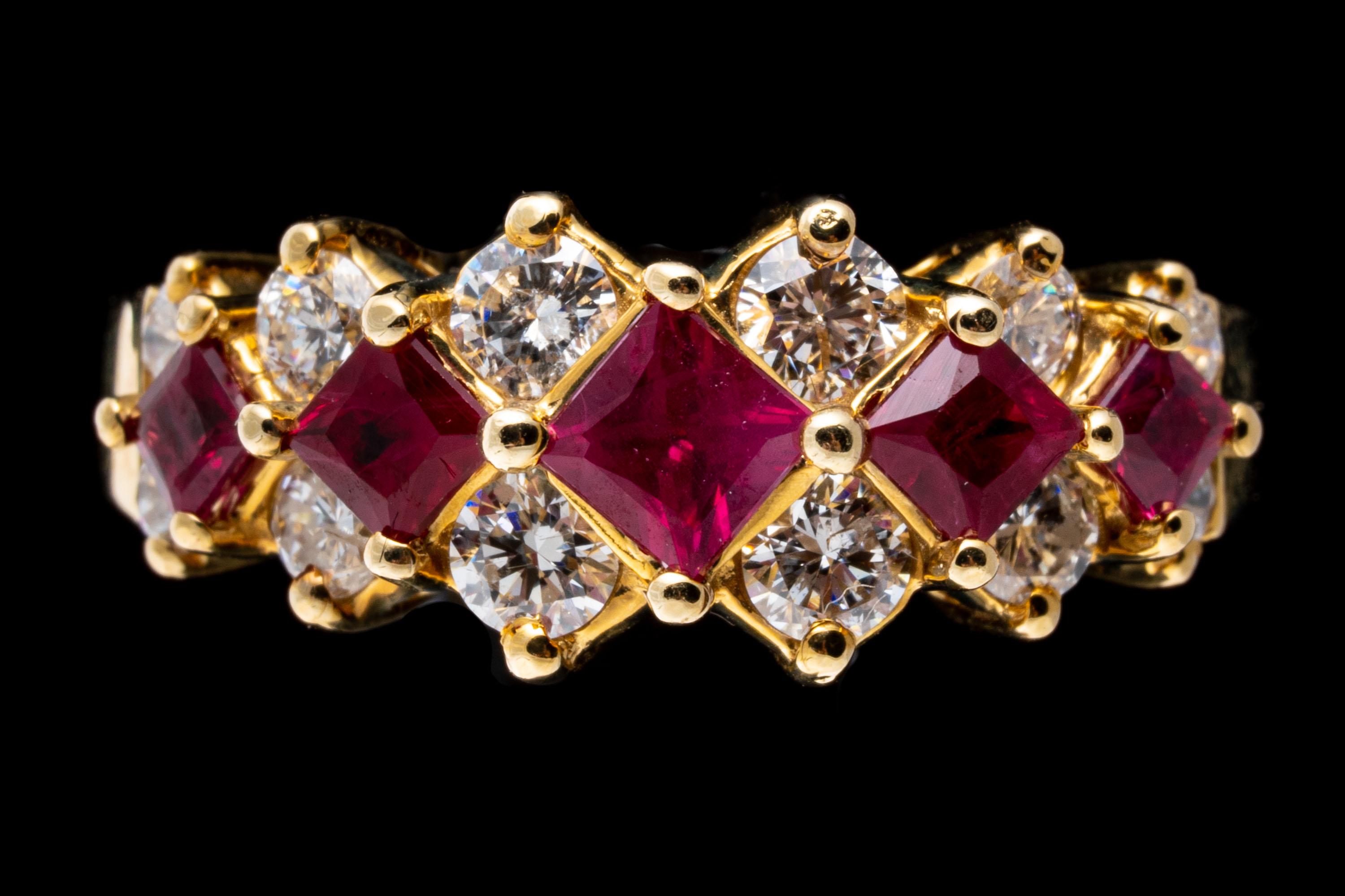14 Karat Gold abgestufter dreireihiger quadratischer Rubin und runder Diamantring (Zeitgenössisch) im Angebot