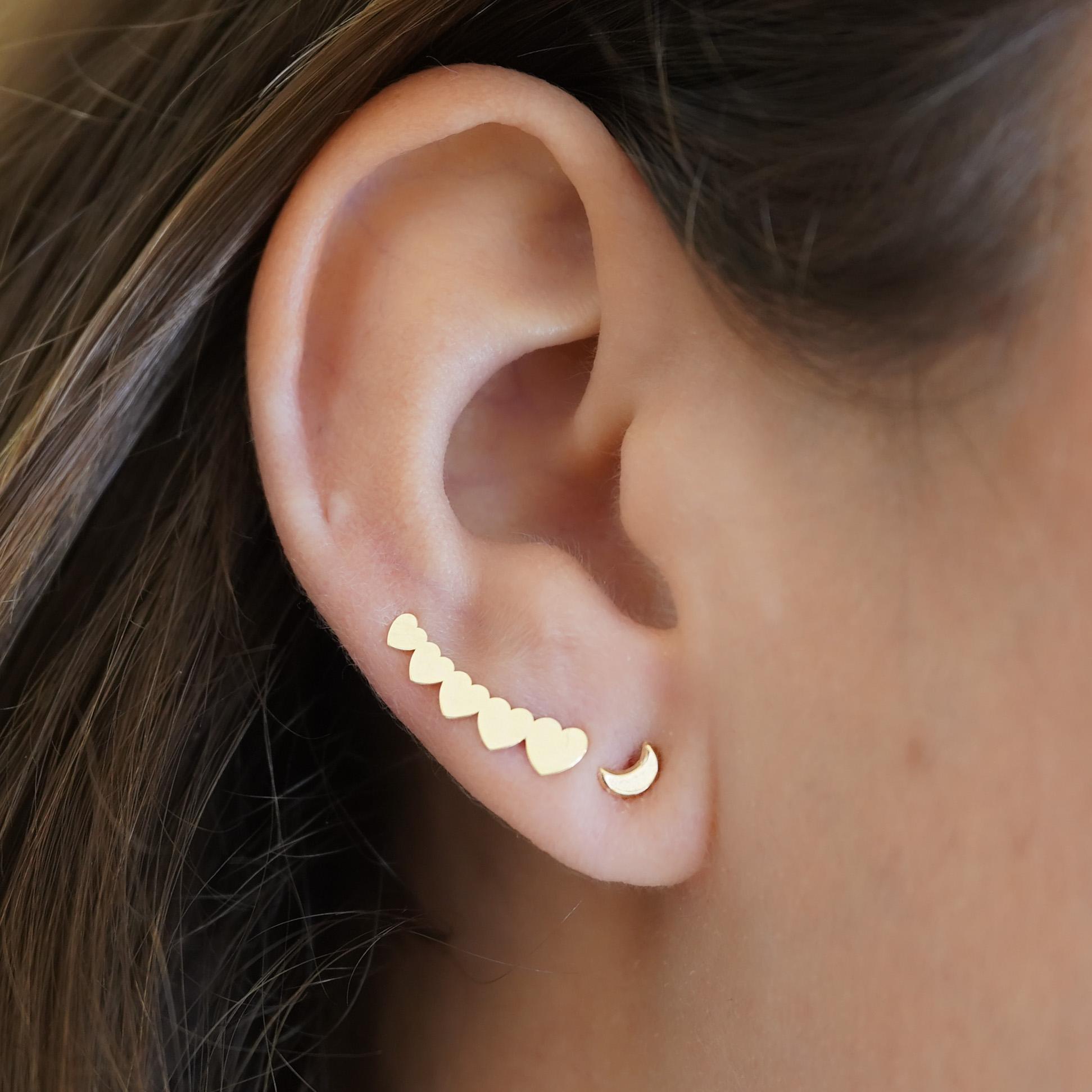 14K Gold Graduating Ear Climber Heart Earrings In New Condition For Sale In Miami, FL