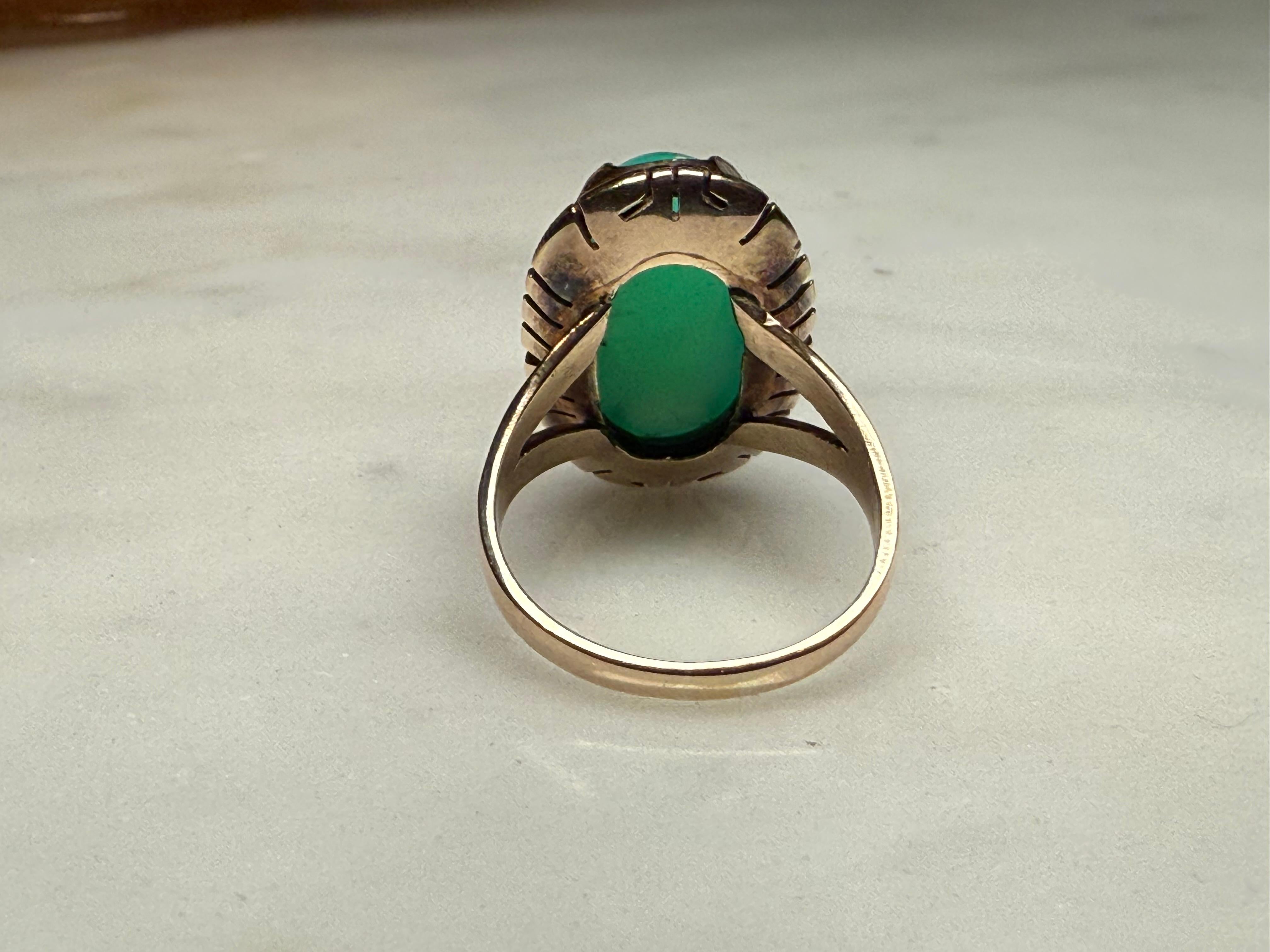 Questo è un anello con pietra di crisofraso verde in oro 14K. Raffigura una cupola ovale 