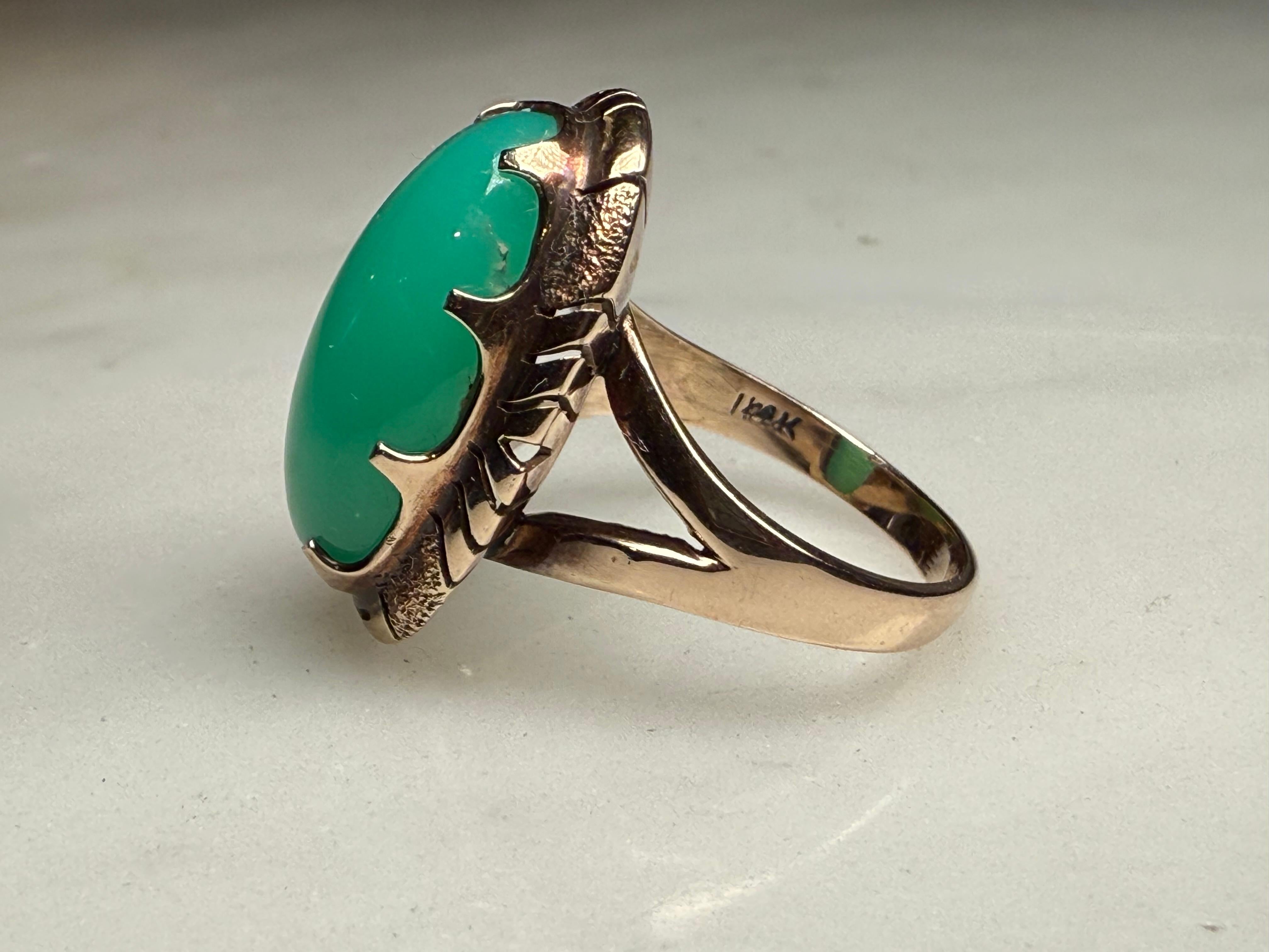Moderno Anello con pietra crisofrasa verde in oro 14K in vendita