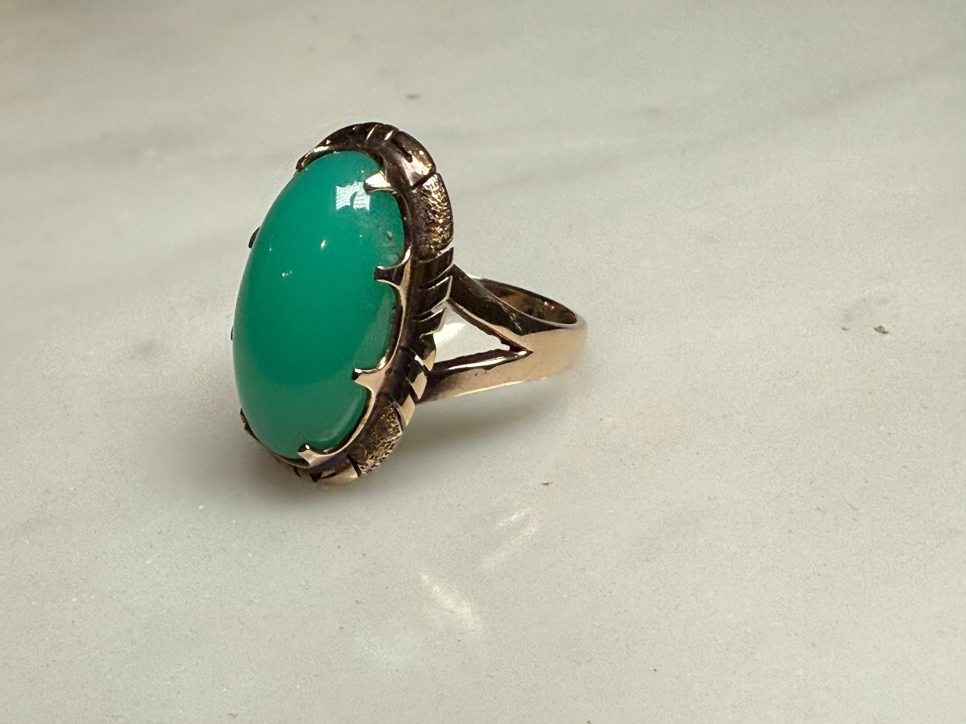 Taglio ovale Anello con pietra crisofrasa verde in oro 14K in vendita