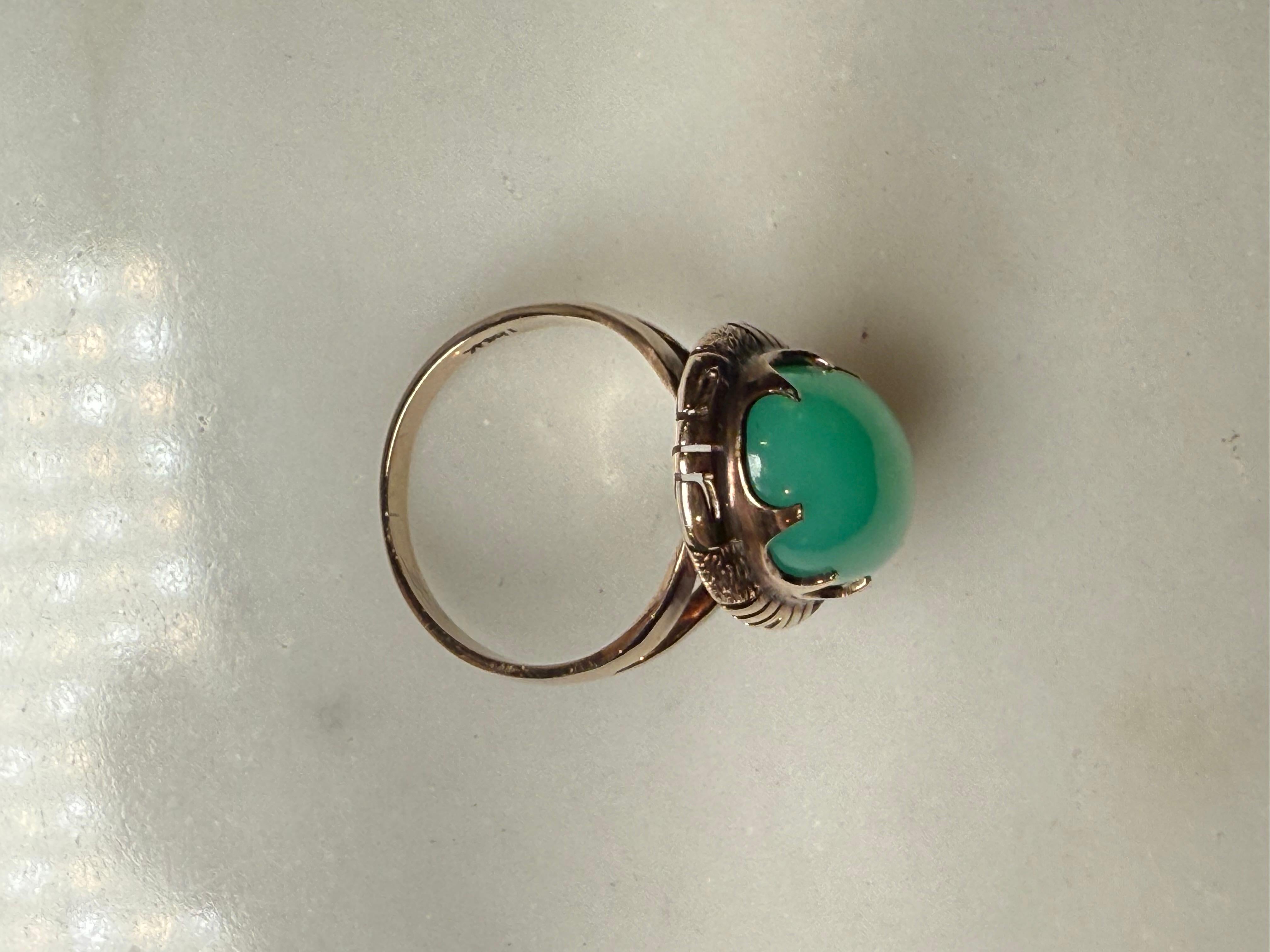 Anello con pietra crisofrasa verde in oro 14K in vendita 1