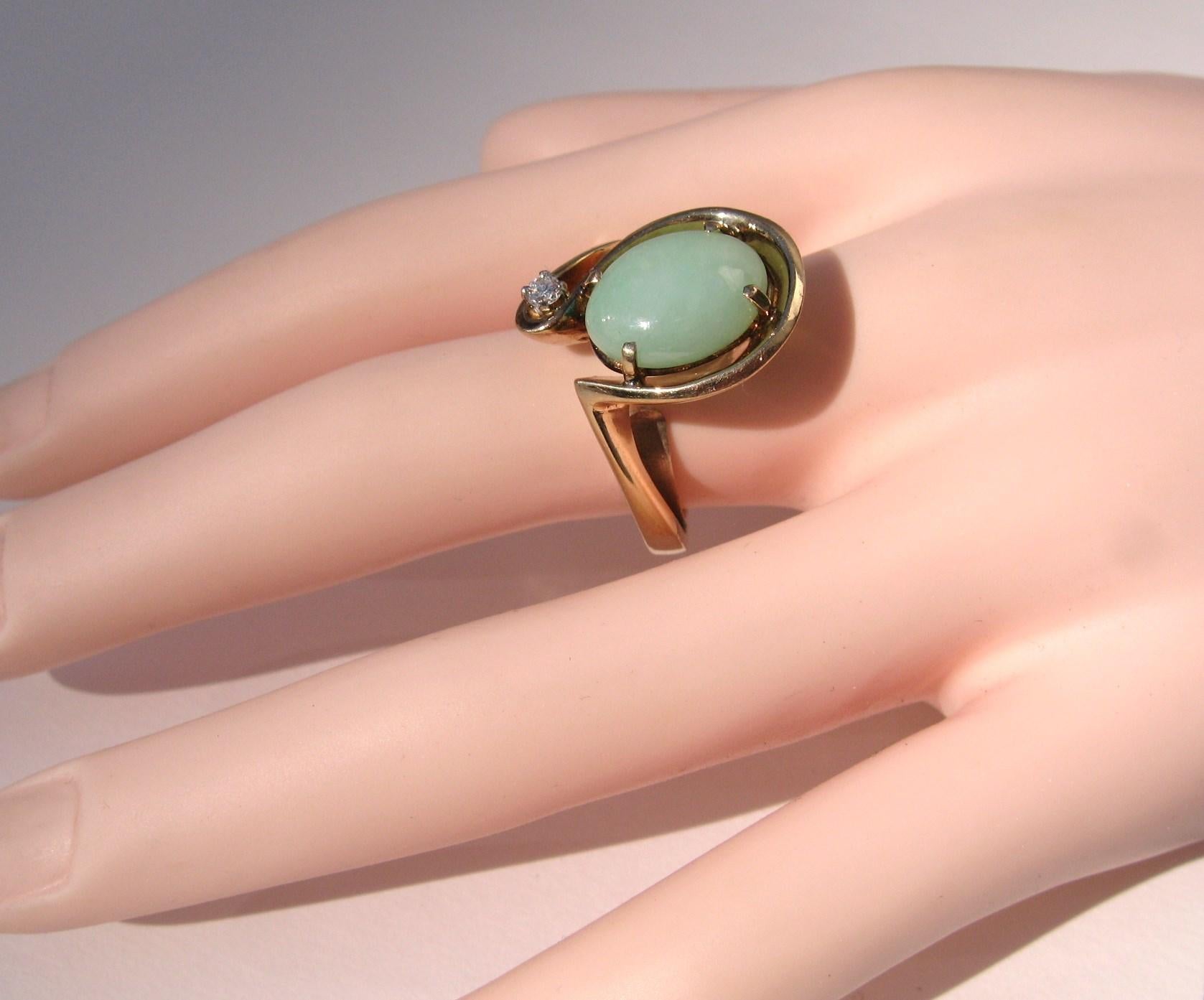 14 Karat Gold Green Jade and Diamond Cocktail Ring, 1960s In Good Condition For Sale In Wallkill, NY