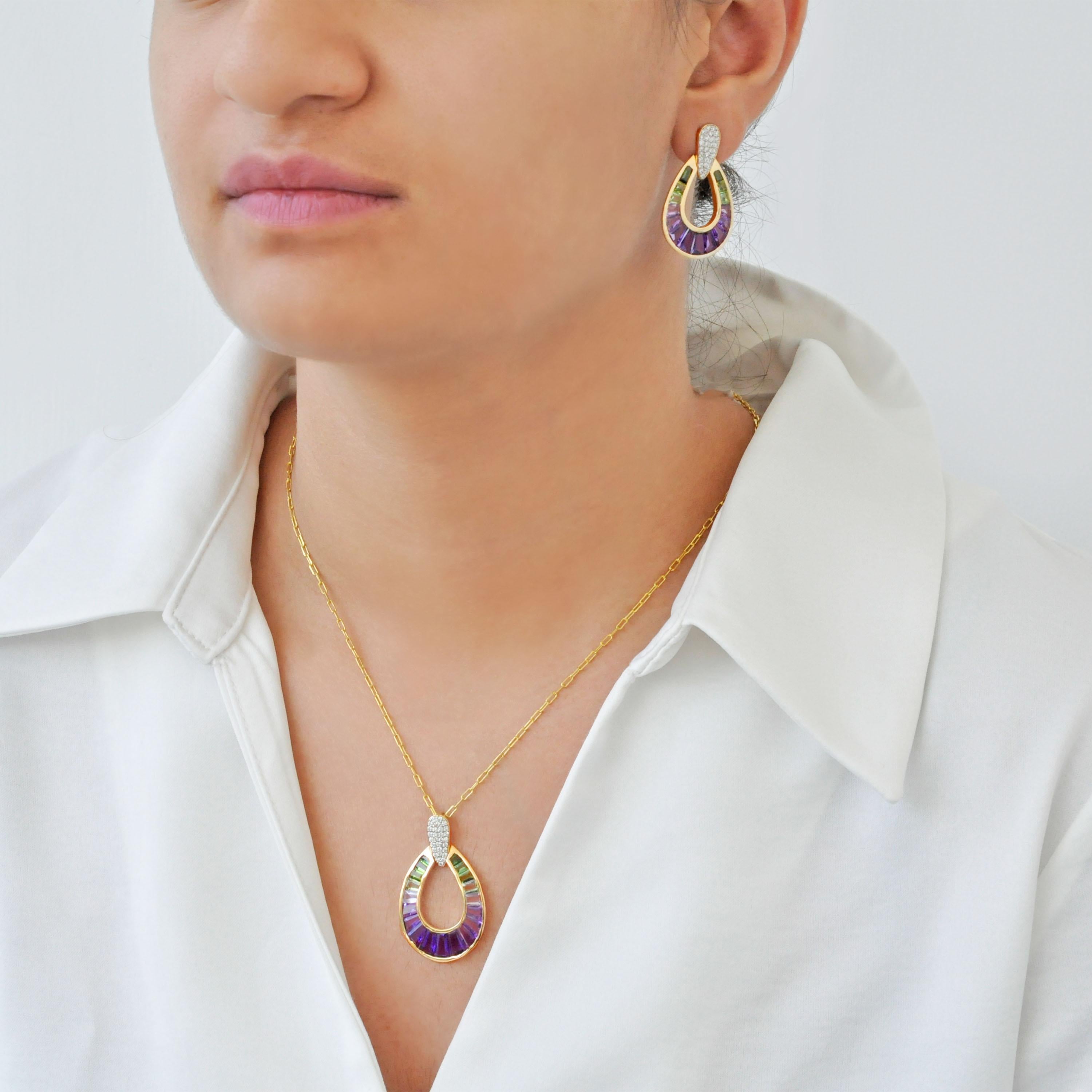 Completa il tuo look con questi incantevoli orecchini a goccia in oro giallo 14 carati, perfettamente abbinati al nostro ciondolo con ametista e tormalina verde. Realizzato con cura da abili artigiani, ogni orecchino presenta una graziosa Silhouette