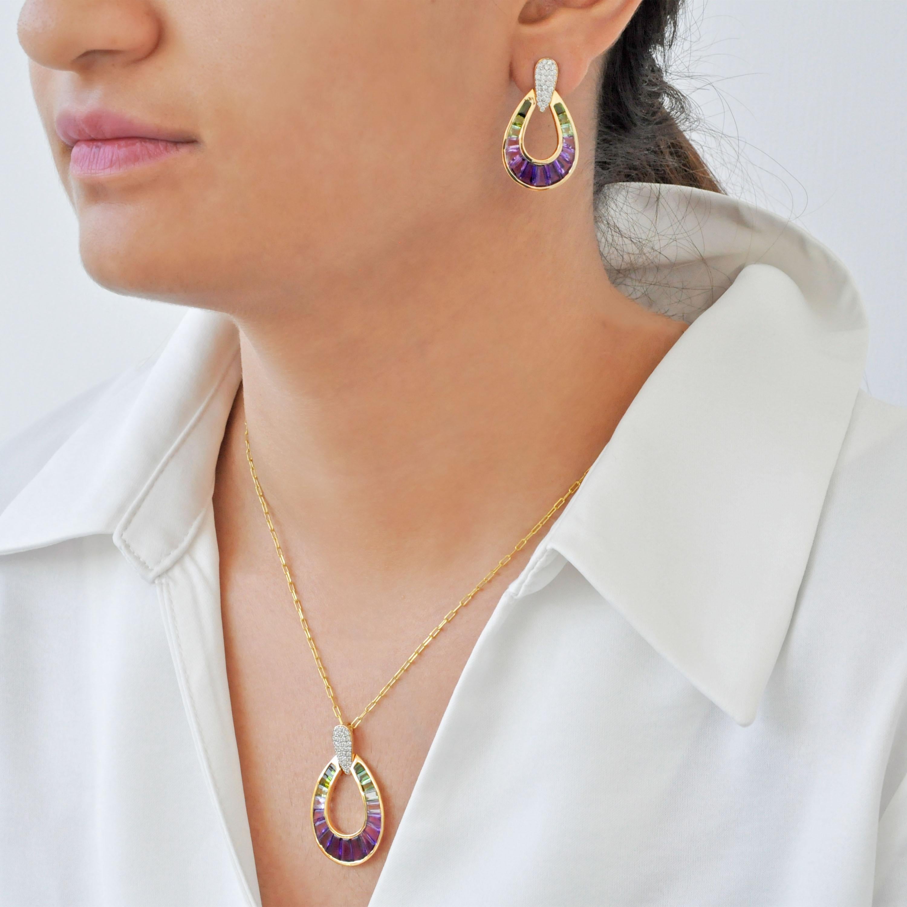 Contemporaneo Set di ciondoli con orecchini a baguette in oro 14K con tormalina verde e ametista. in vendita