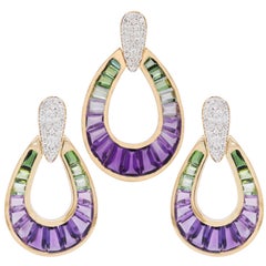 Colgante de oro de 14 quilates con turmalina verde, amatista, diamante y baguette cónica