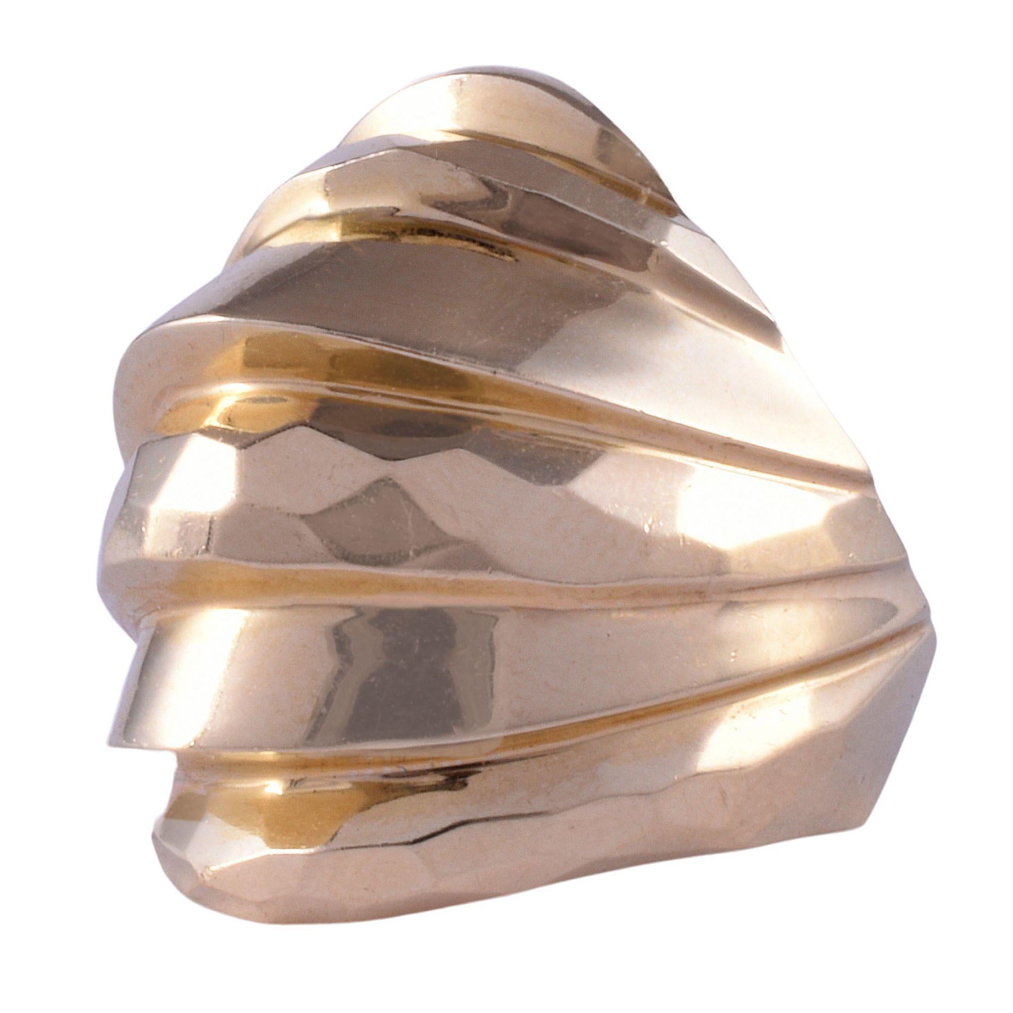 Vintage 14K Gold gehämmert Kuppel Ring, ca. 1970. Dieser große, kuppelförmige Ring ist aus 14-karätigem Gelbgold gefertigt und verfügt über eine gehämmerte Oberfläche. Der goldene Kuppelring im Vintage-Stil hat die Größe 7,25+. [KIMH 614]