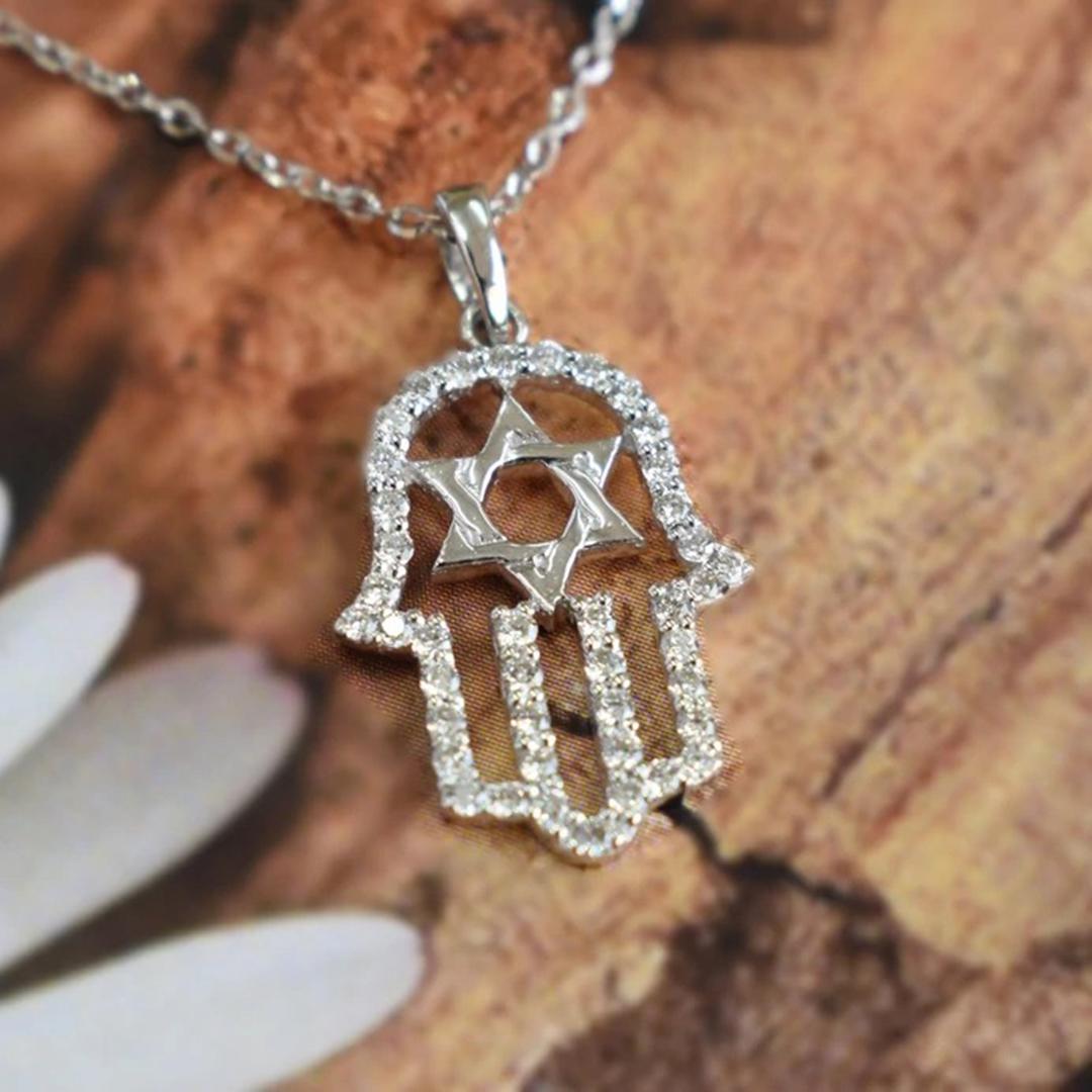 Hamsa Collier étoile de David en or 14 carats et diamants à la main en vente 4