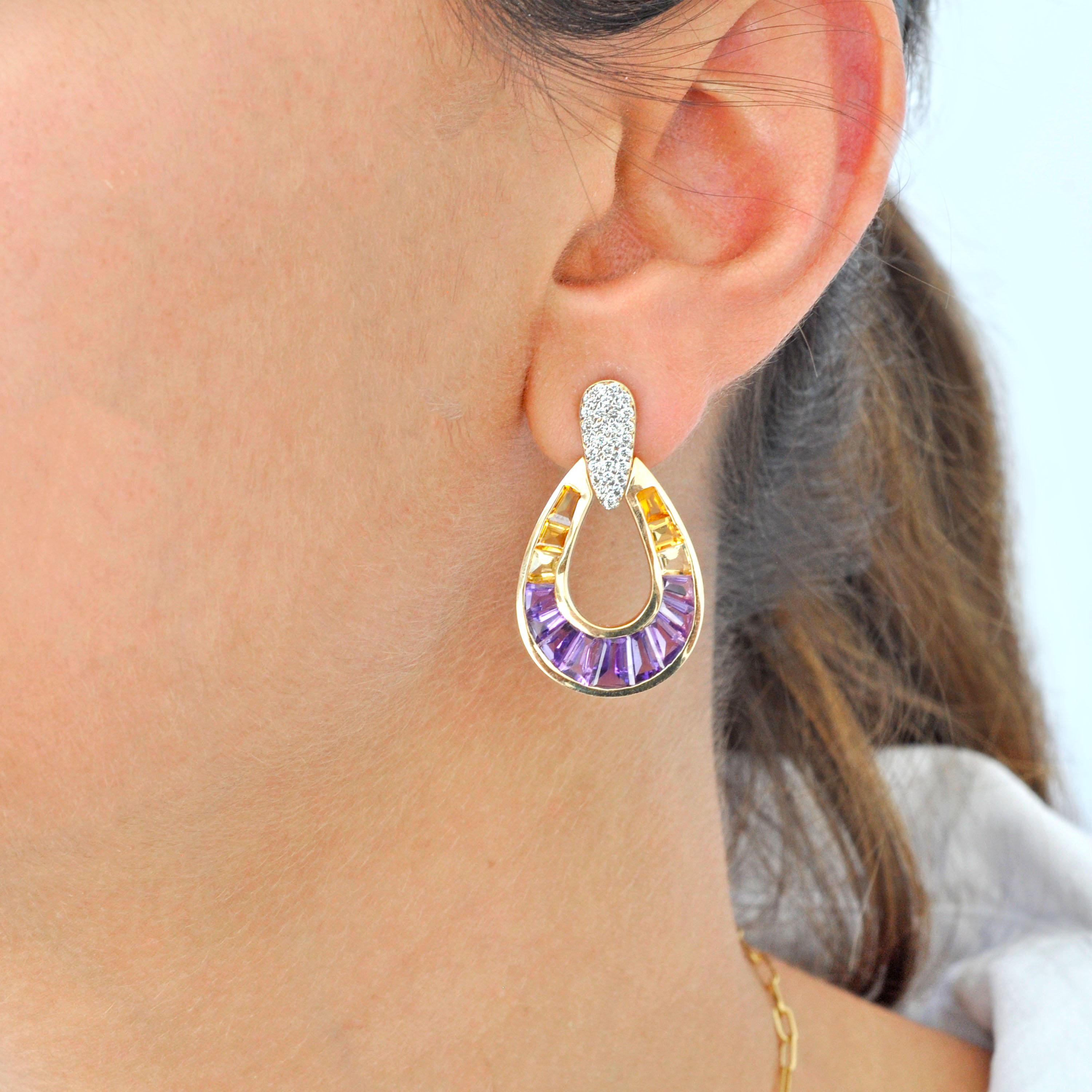 Orecchini a goccia in oro giallo 14 carati, realizzati a mano, con incastonatura di diamanti baguette ametrino. 

Abbaglia e delizia con questi squisiti orecchini pendenti in oro giallo 14k a forma di baguette di ametrino. Questi orecchini sono una