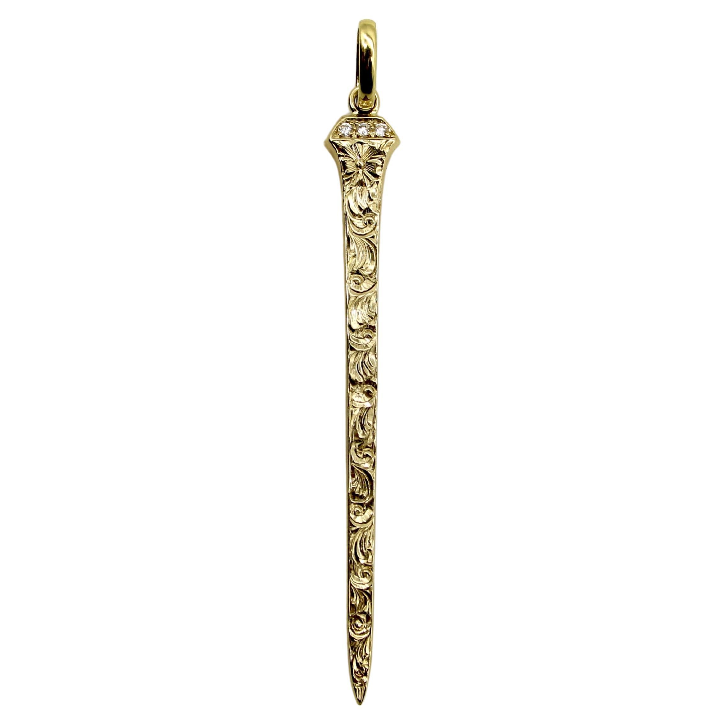 Ciondolo con unghia fortunata incisa a mano in oro 14K e diamanti