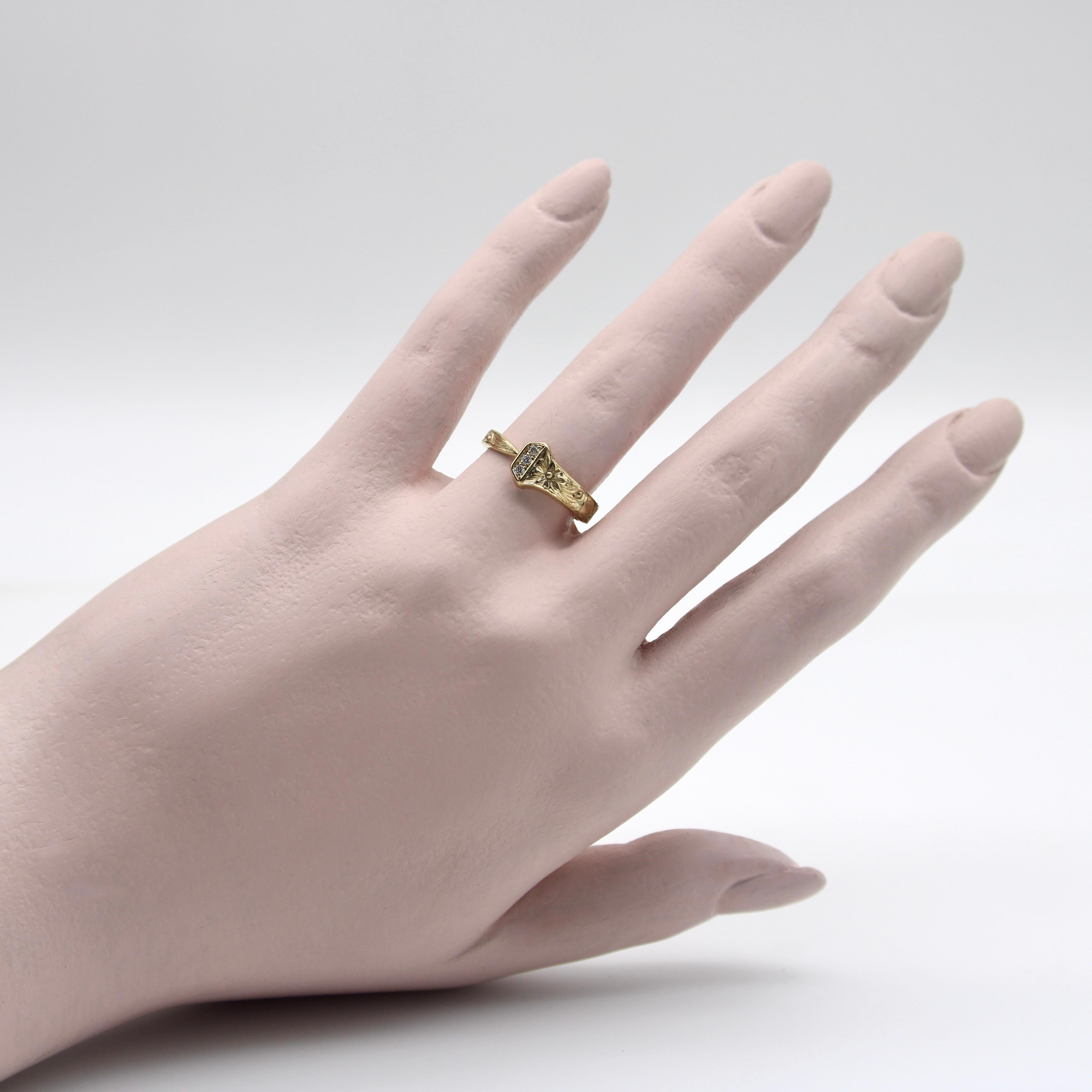 Bague Lucky Nail gravée à la main en or 14 carats avec diamants  en vente 1