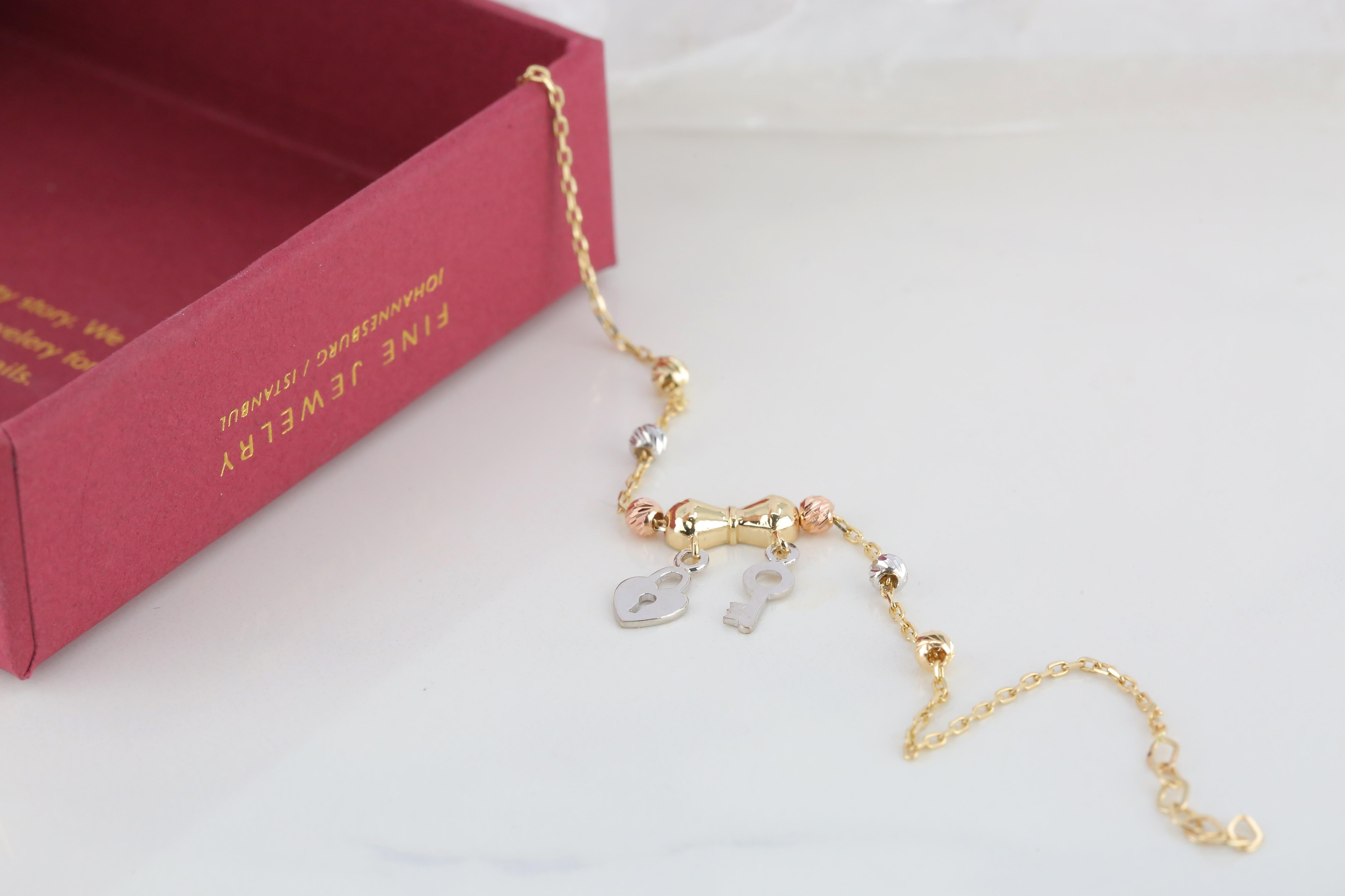 14K Gold Heart and Key Charm Dainty Beaded Bracelet For Sale 4