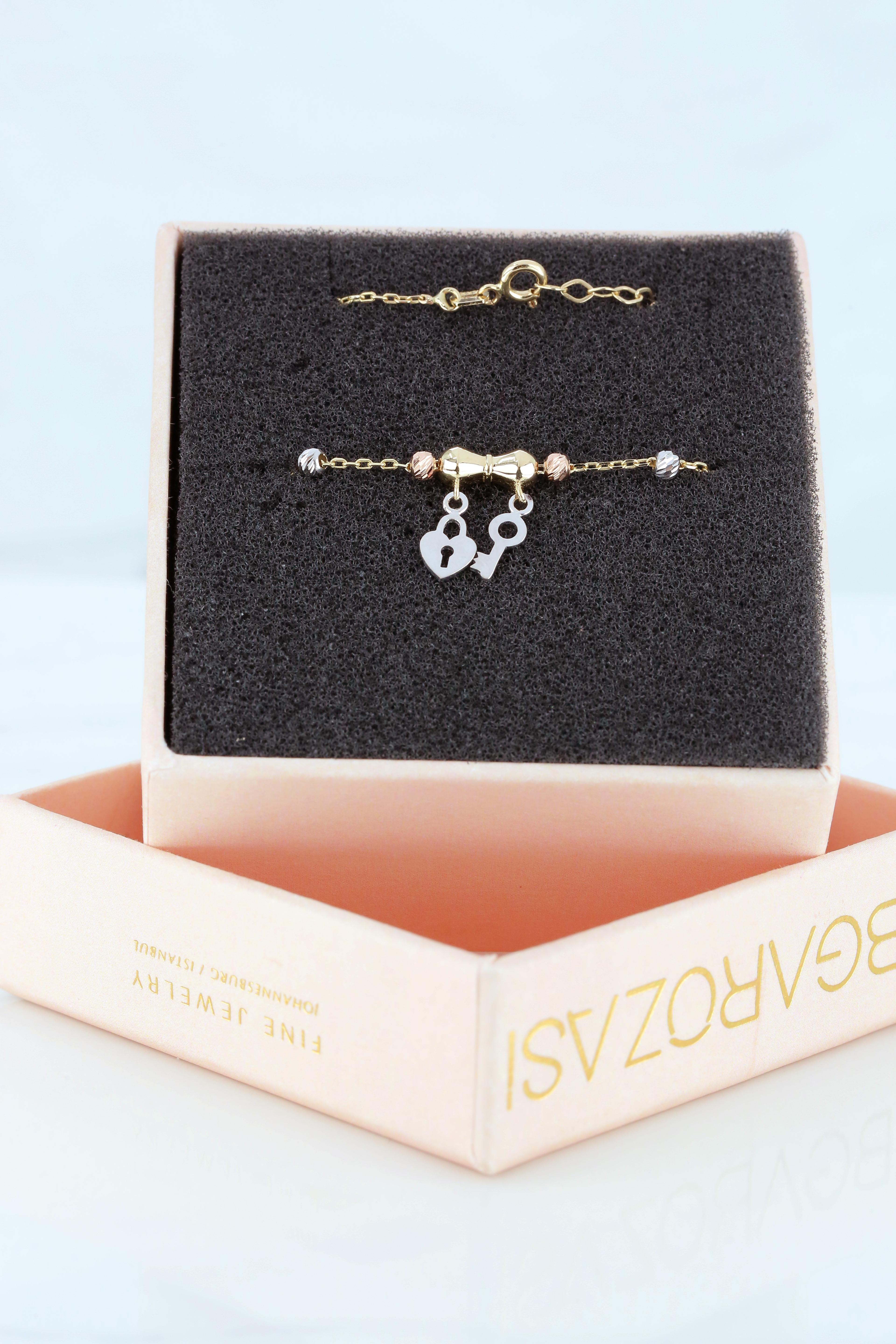 Contemporary 14K Gold Heart and Key Charm Dainty Beaded Bracelet For Sale